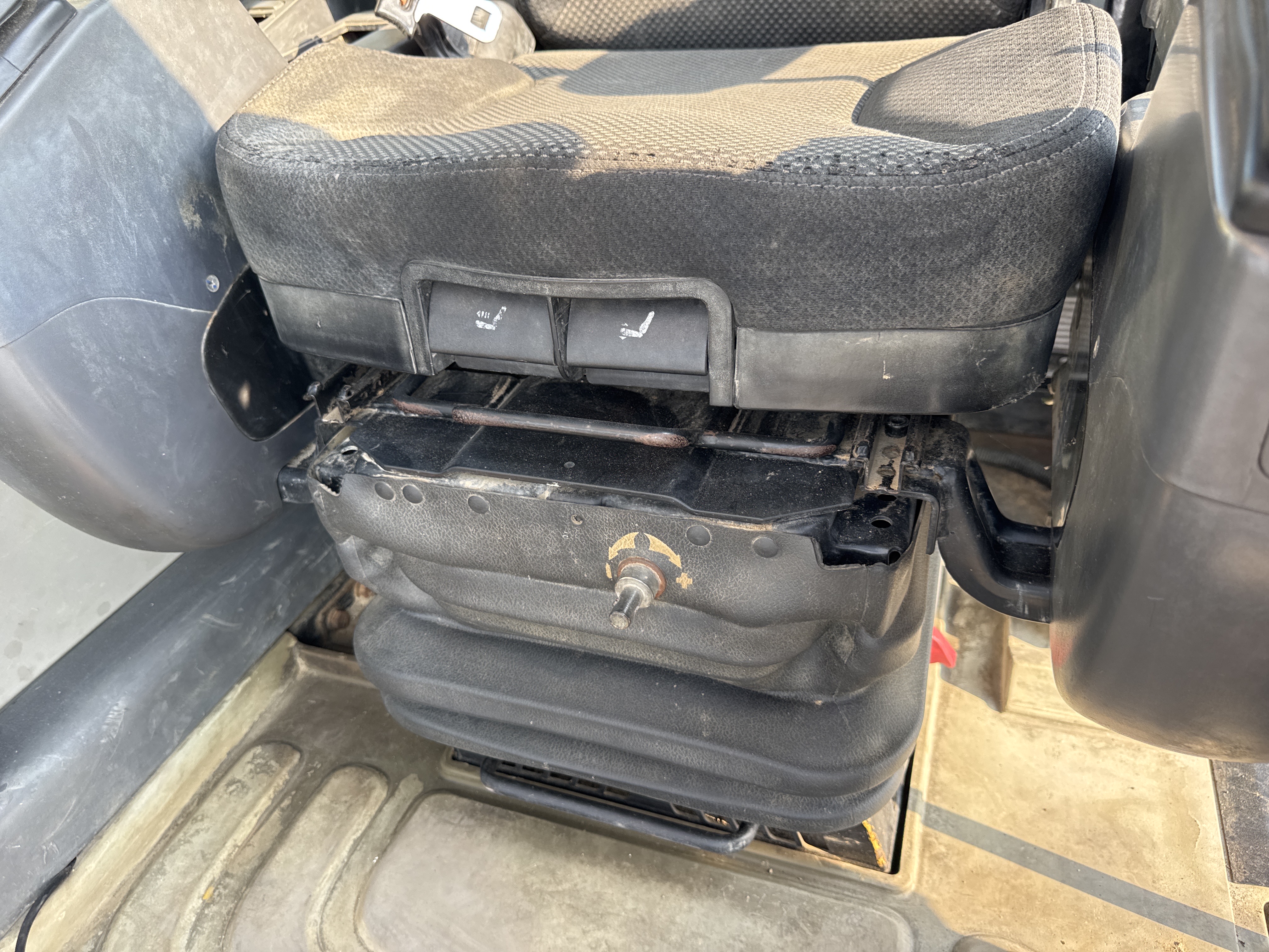 MDX-010-Cat-323D3-Medium-excavators-inspection-Cabin-Seats/armrests-2