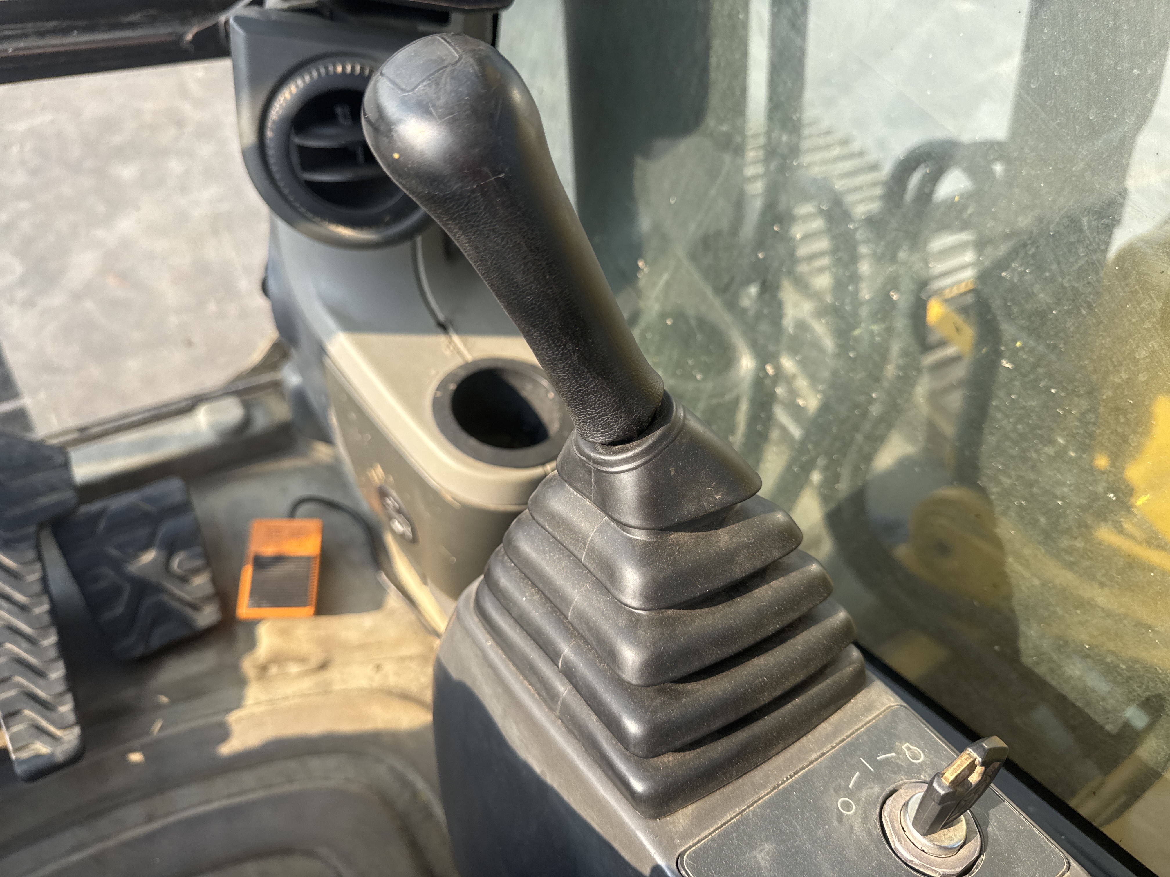 MDX-010-Cat-323D3-Medium-excavators-inspection-Cabin-Joysticks-2