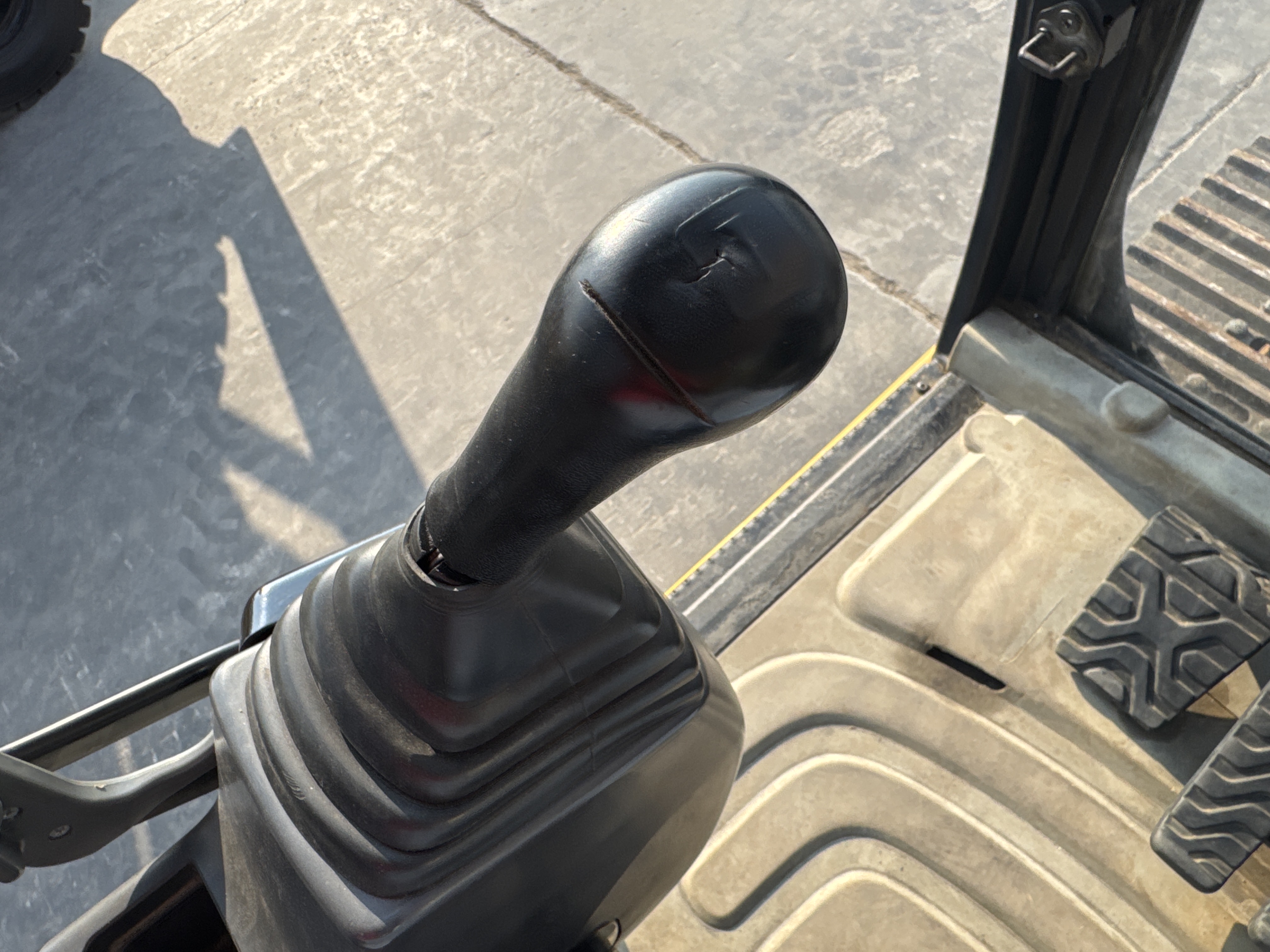 MDX-010-Cat-323D3-Medium-excavators-inspection-Cabin-Joysticks-2