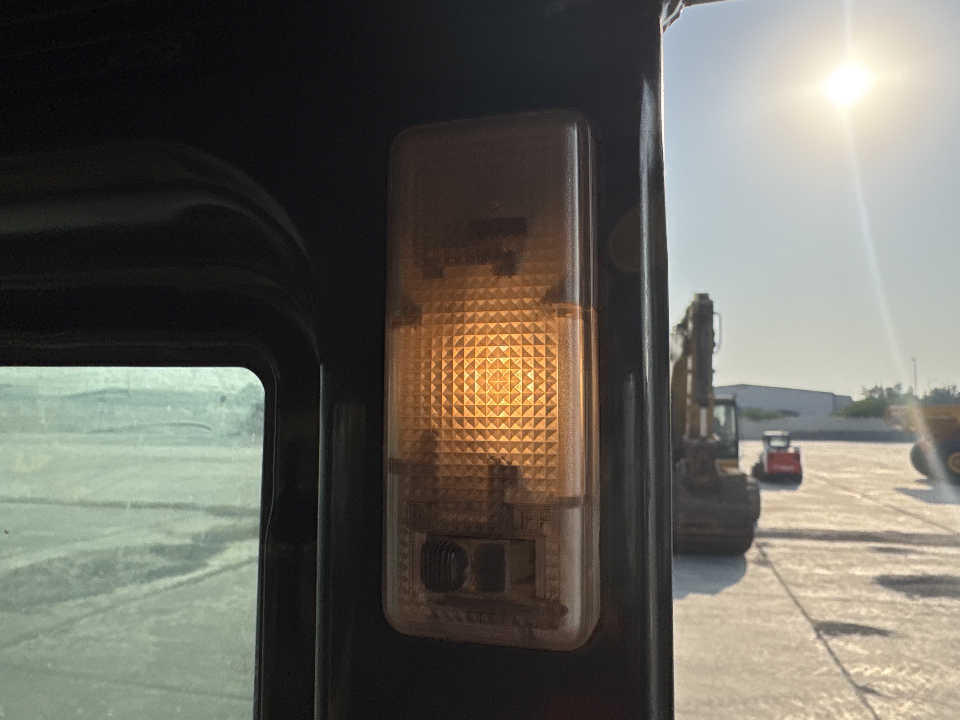 MDX-010-Cat-323D3-Medium-excavators-inspection-Cabin-Cabin-light-2