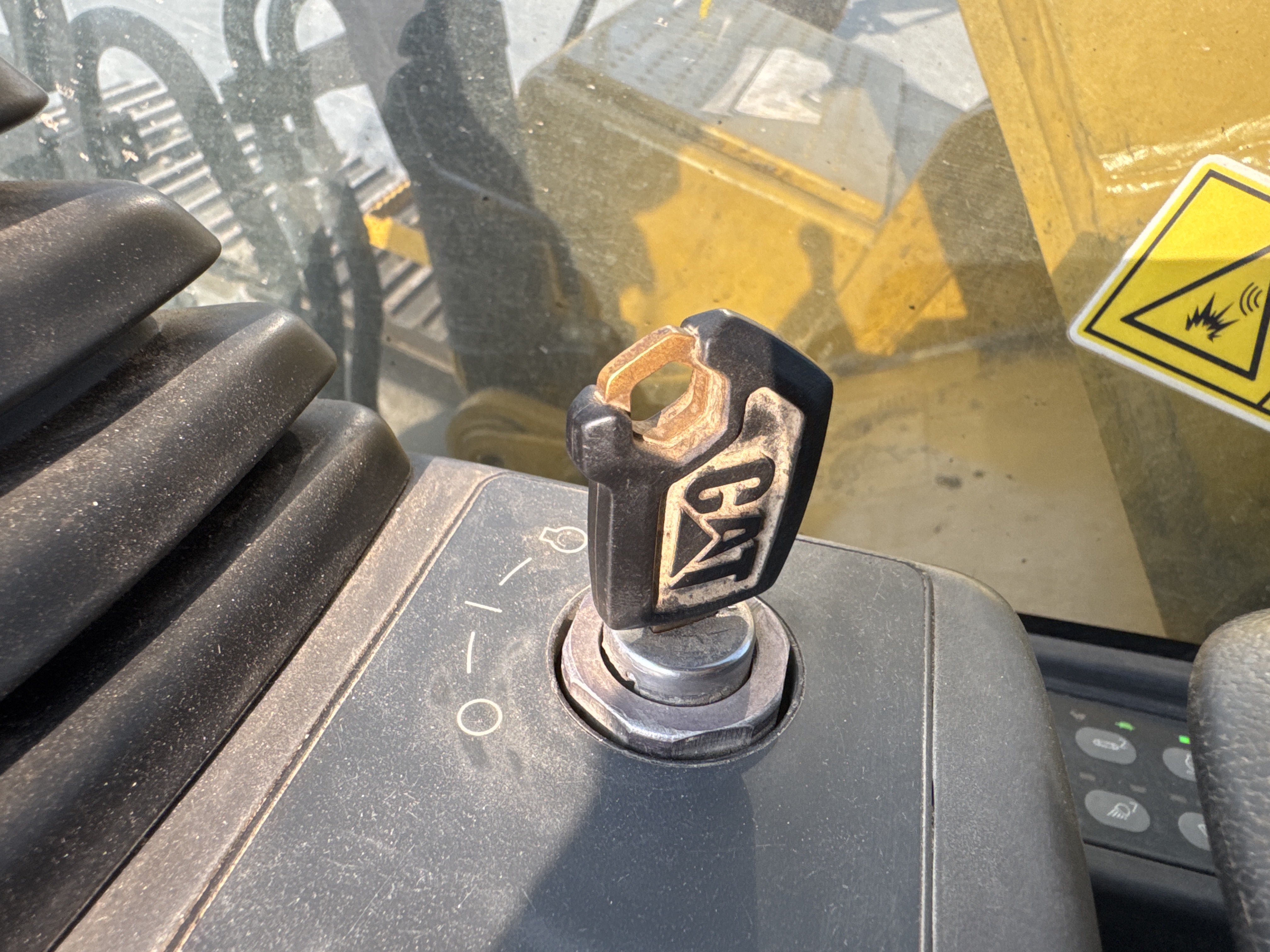 MDX-010-Cat-323D3-Medium-excavators-inspection-Cabin-Electronic-instrument-board-2