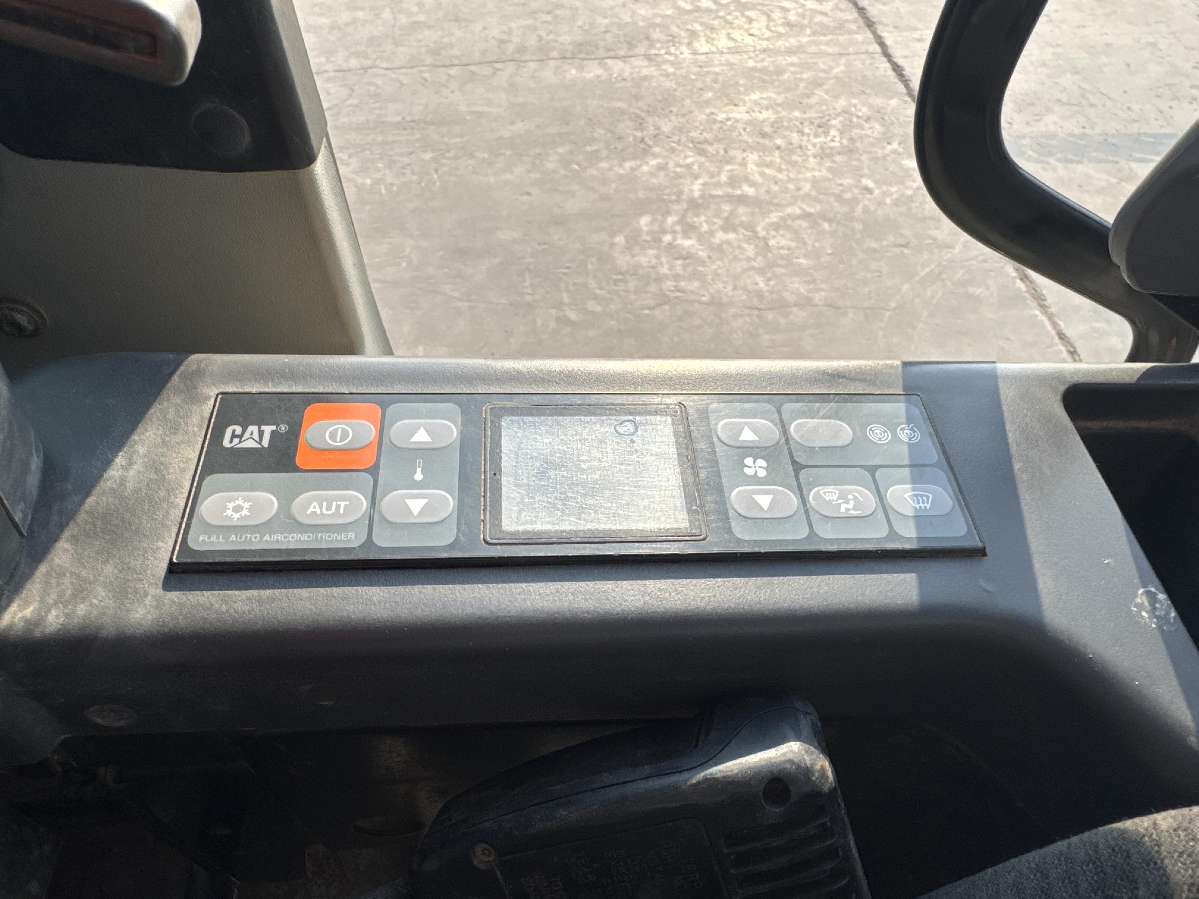 MDX-010-Cat-323D3-Medium-excavators-inspection-Air-conditioning-A/C-control-panel-2