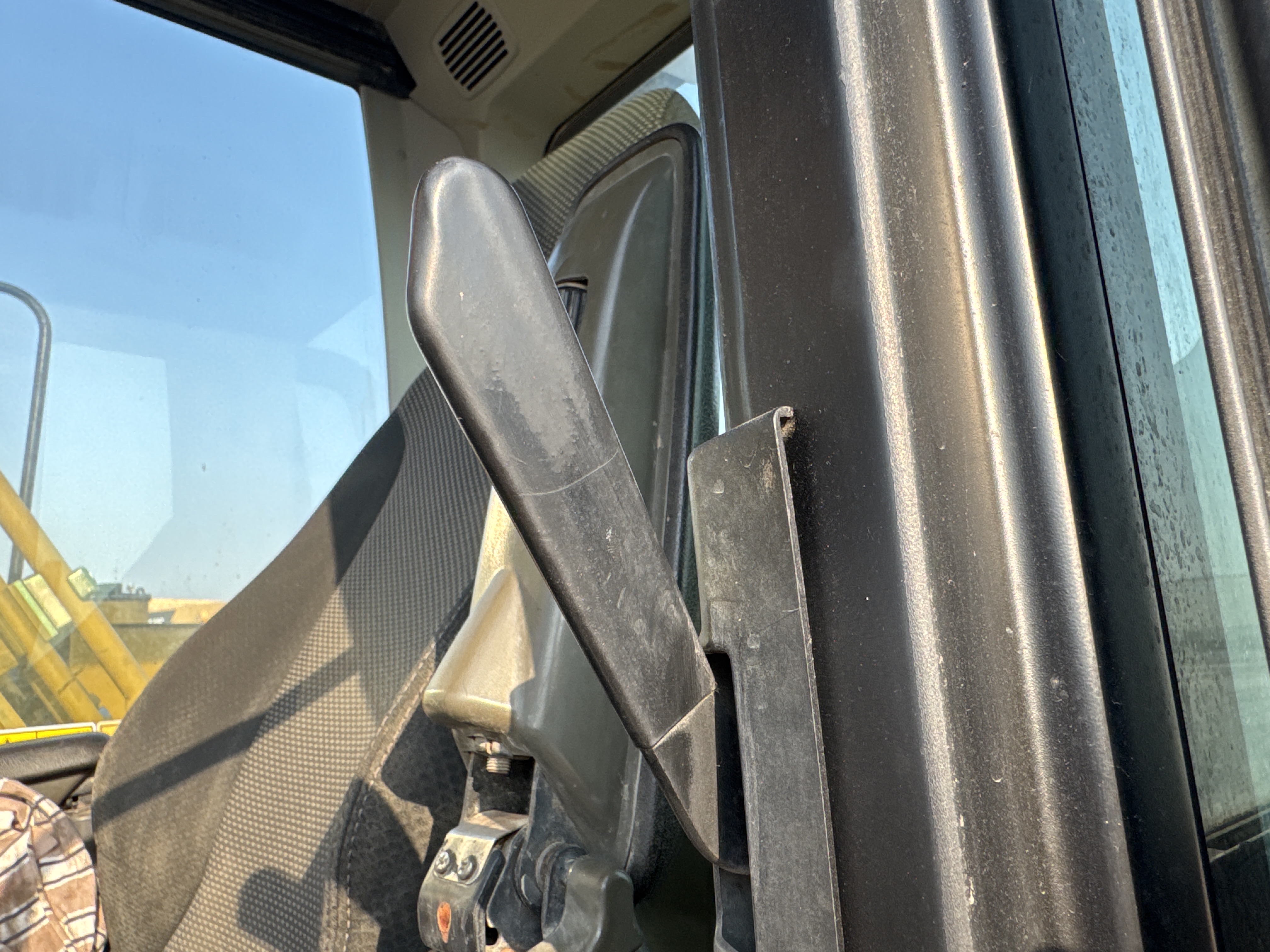 MDX-010-Cat-323D3-Medium-excavators-inspection-Cabin-Door-handles-2