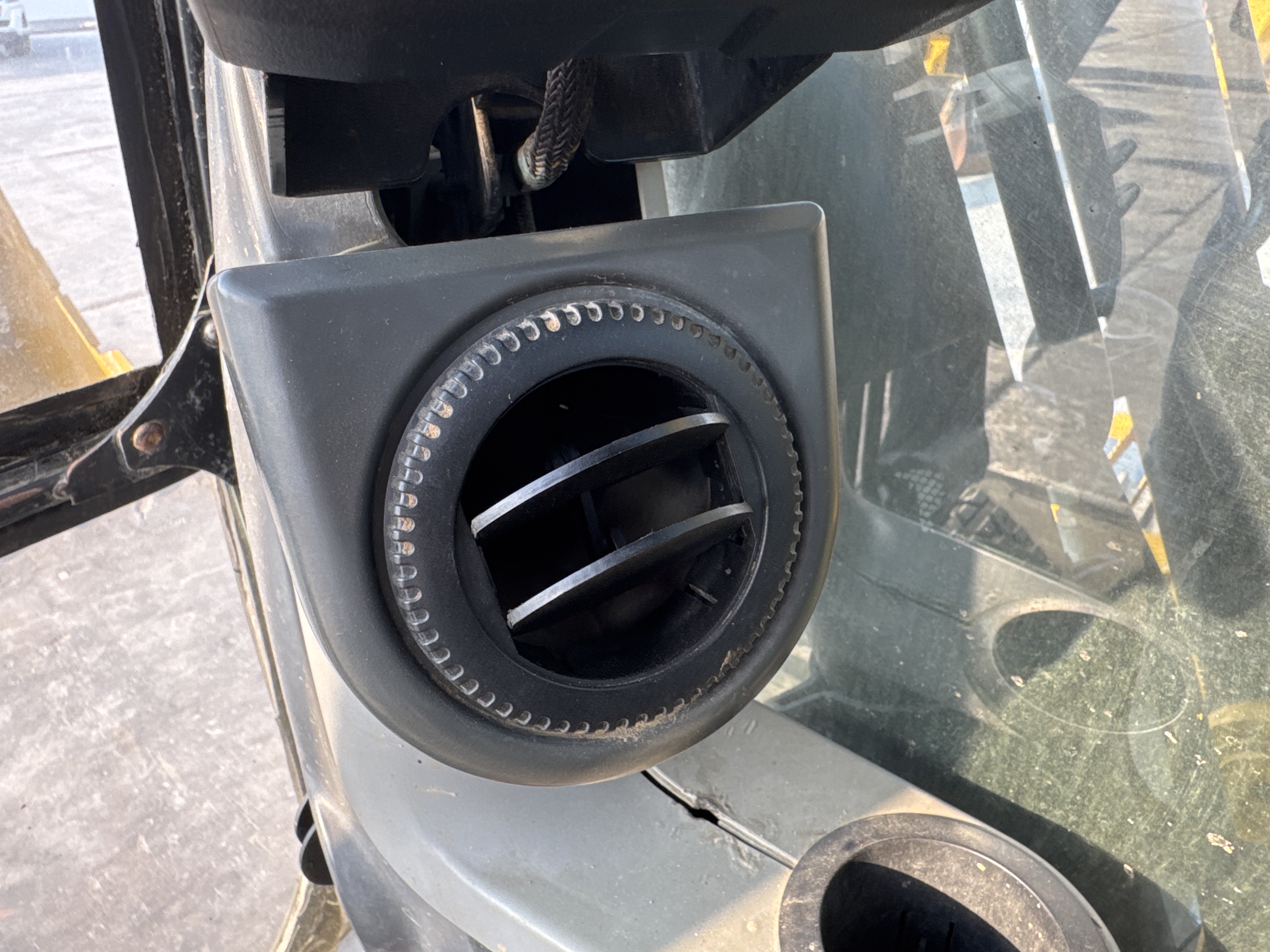 MDX-010-Cat-323D3-Medium-excavators-inspection-Air-conditioning-Vents-and-air-flow-2