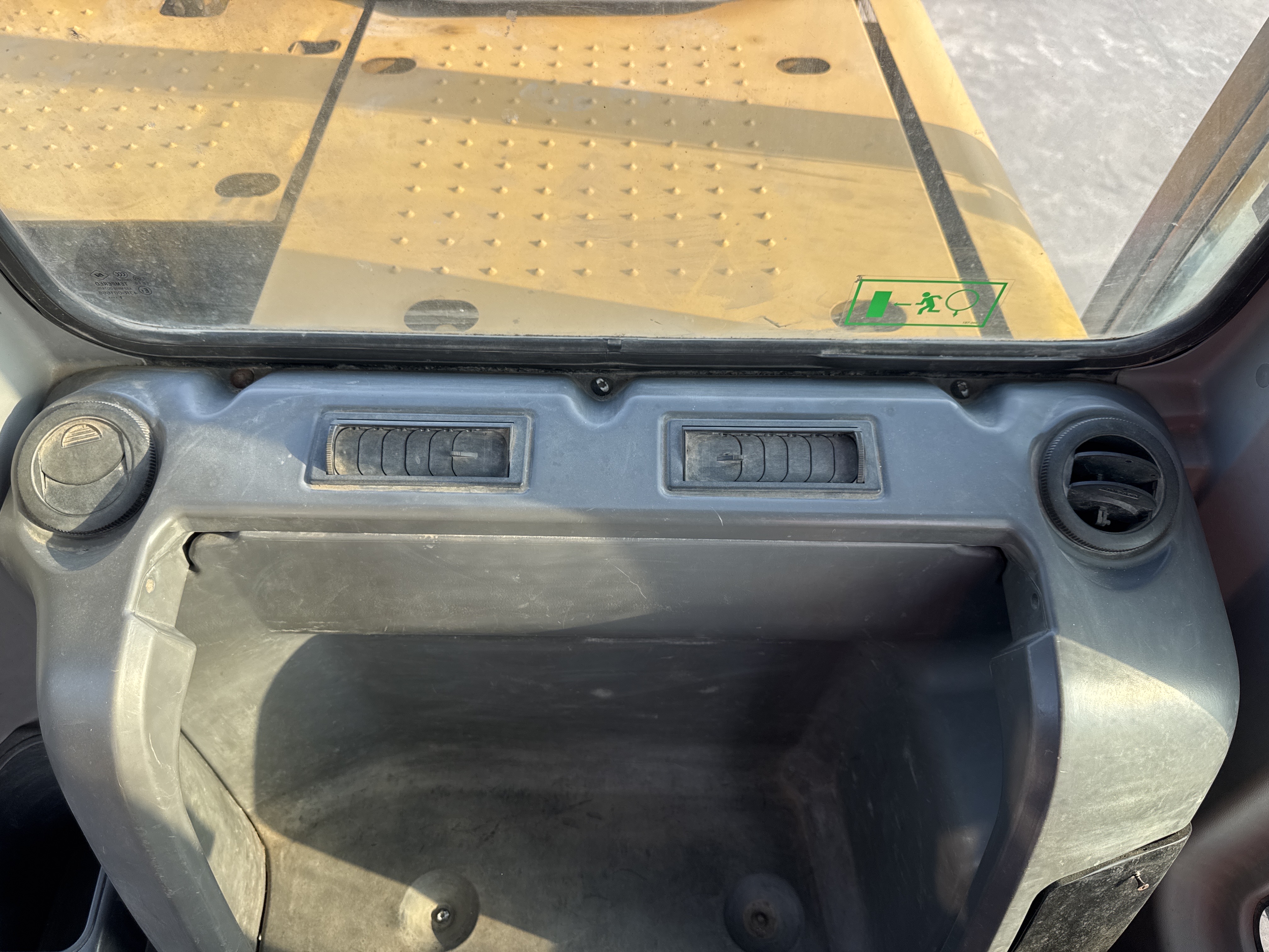 MDX-010-Cat-323D3-Medium-excavators-inspection-Air-conditioning-Vents-and-air-flow-2