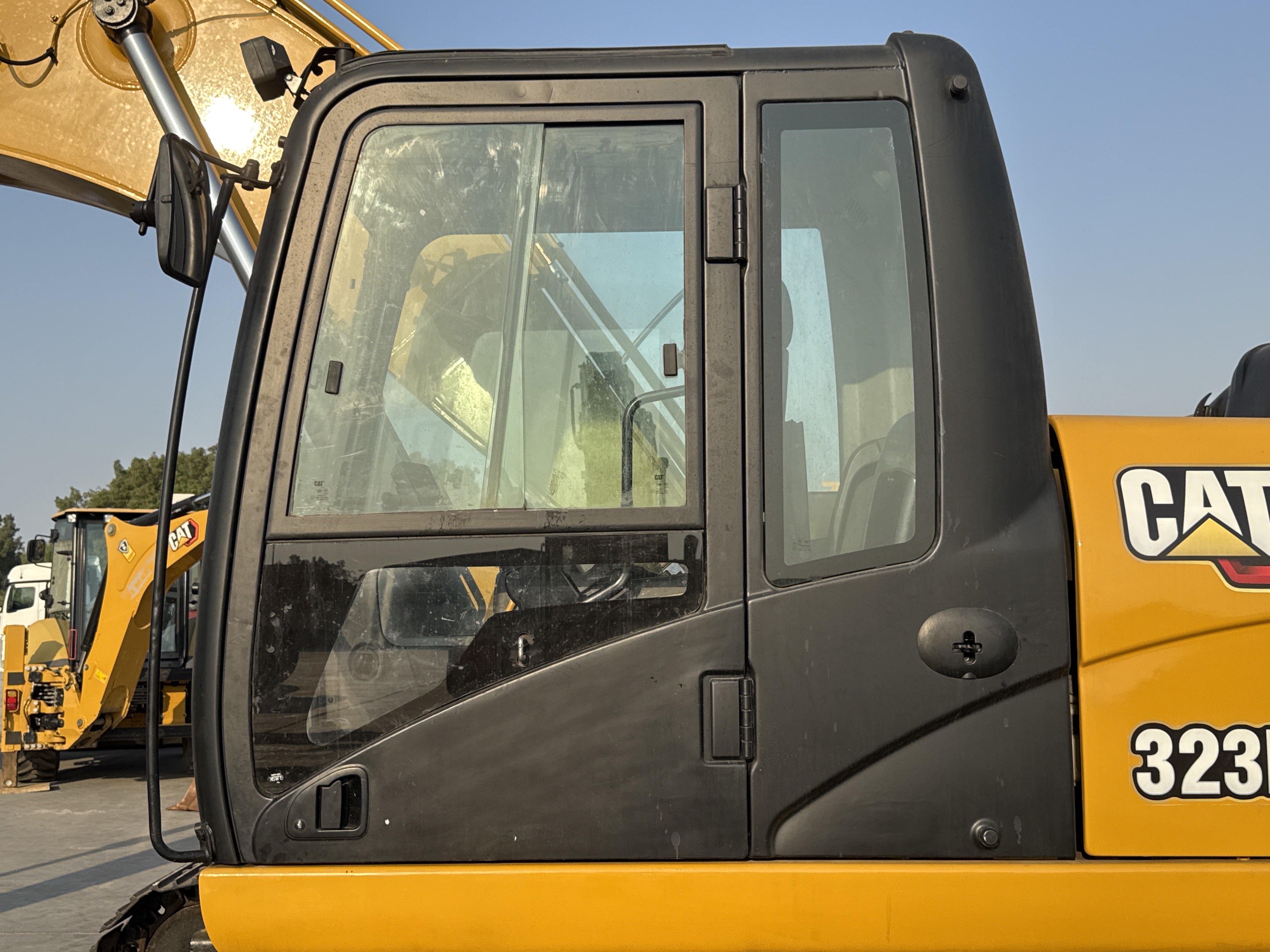 MDX-010-Cat-323D3-Medium-excavators-inspection-Safety-Glass-1