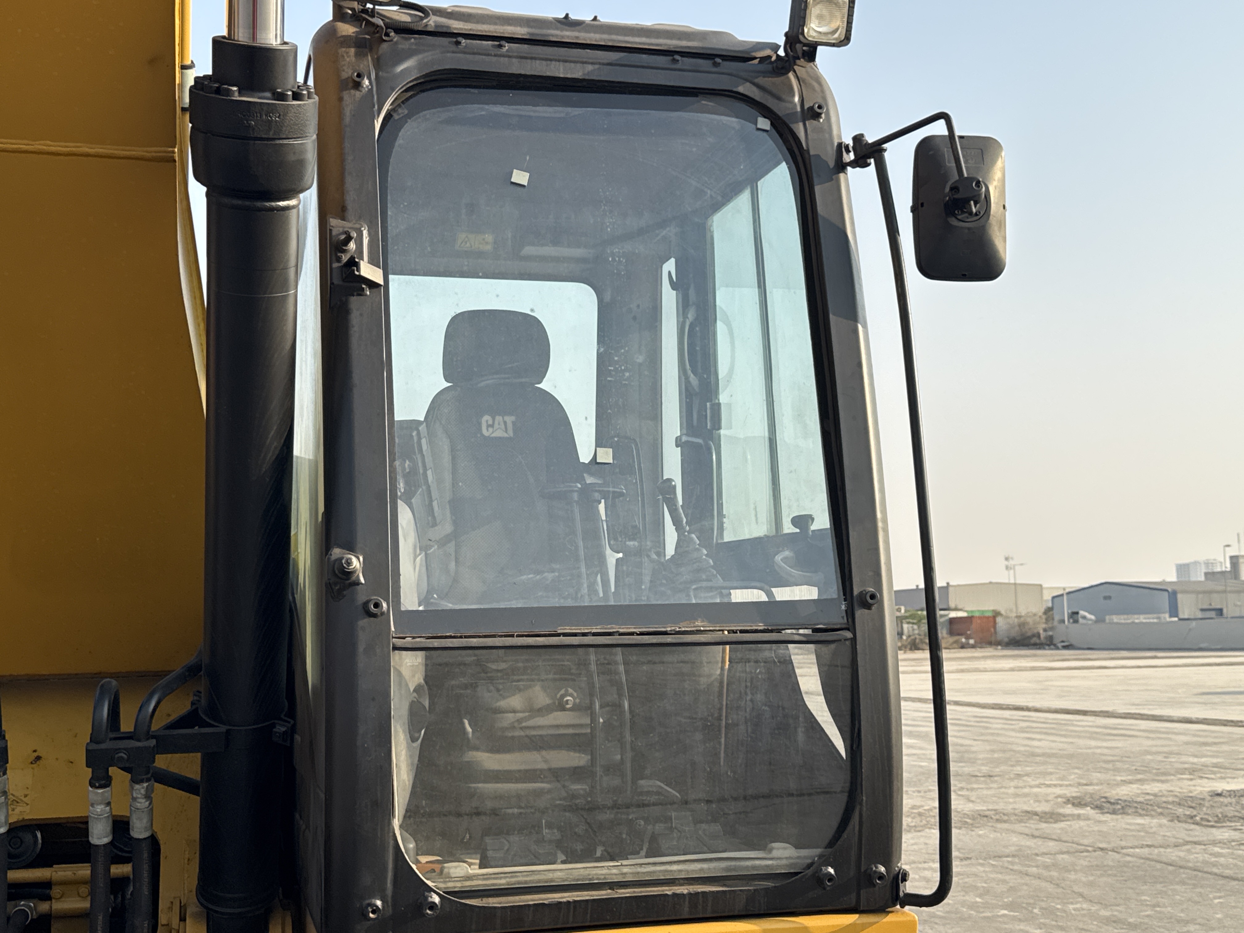 MDX-010-Cat-323D3-Medium-excavators-inspection-Safety-Glass-2
