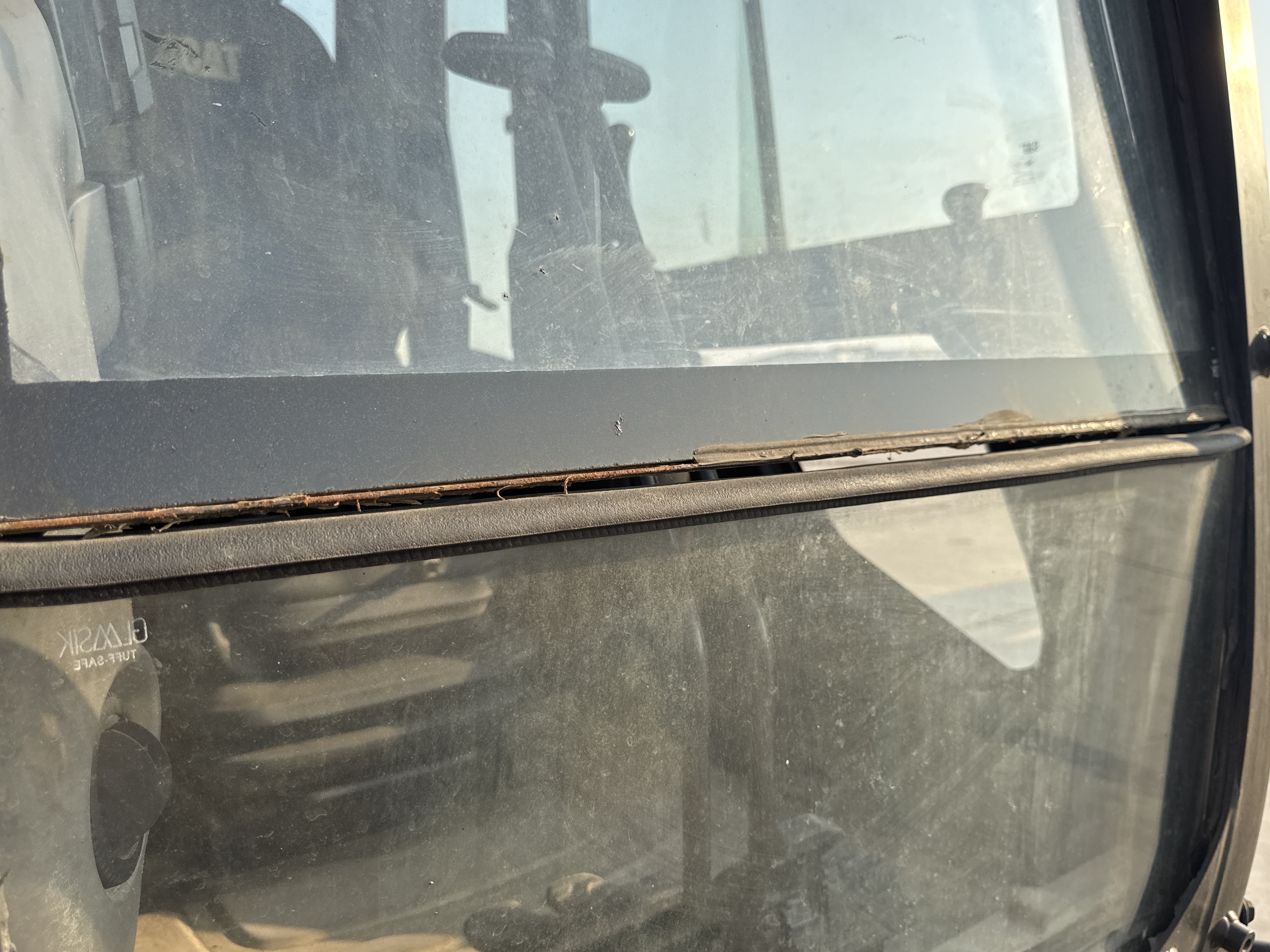 MDX-010-Cat-323D3-Medium-excavators-inspection-Safety-Glass-3