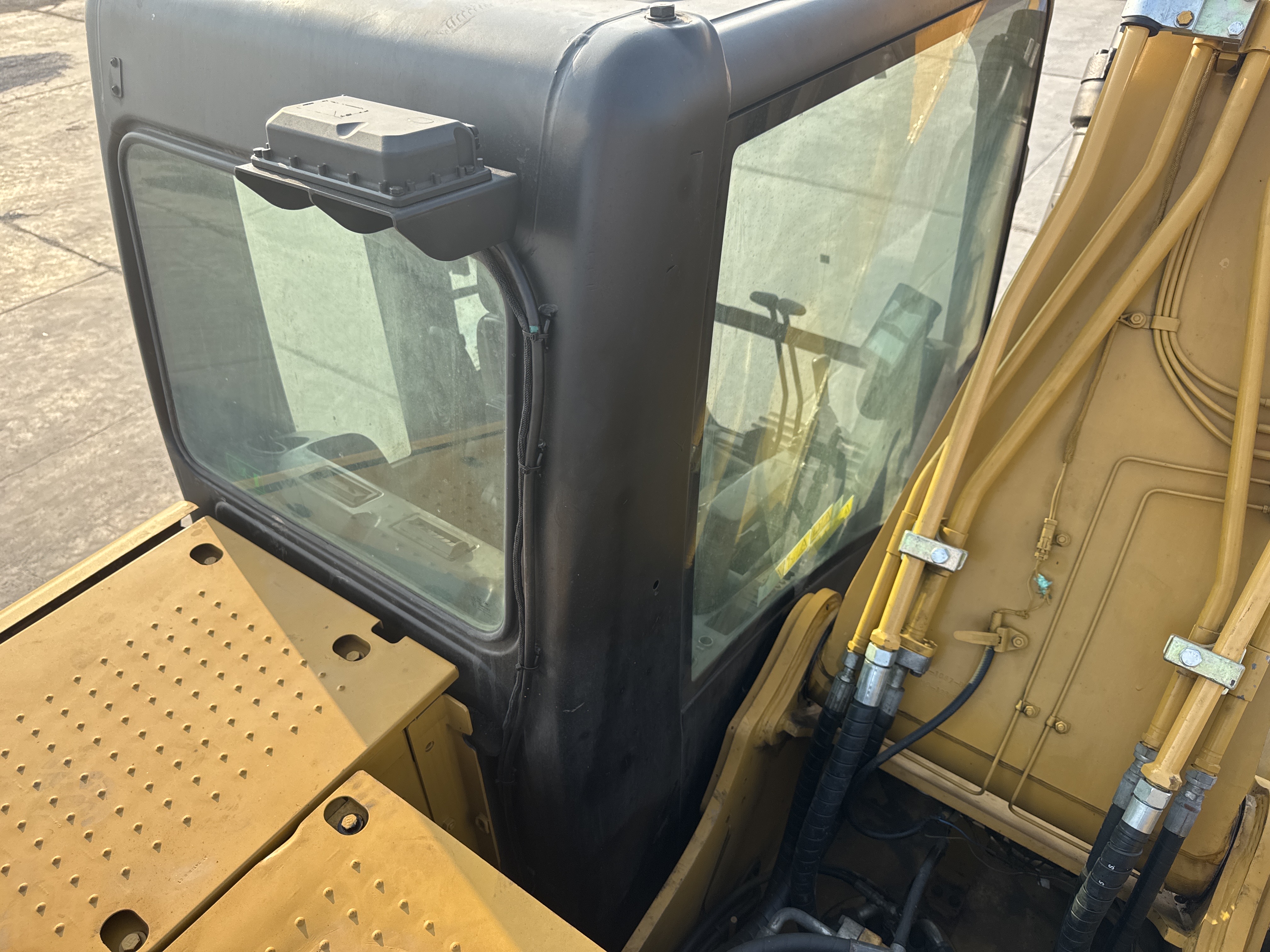 MDX-010-Cat-323D3-Medium-excavators-inspection-Safety-Glass-5