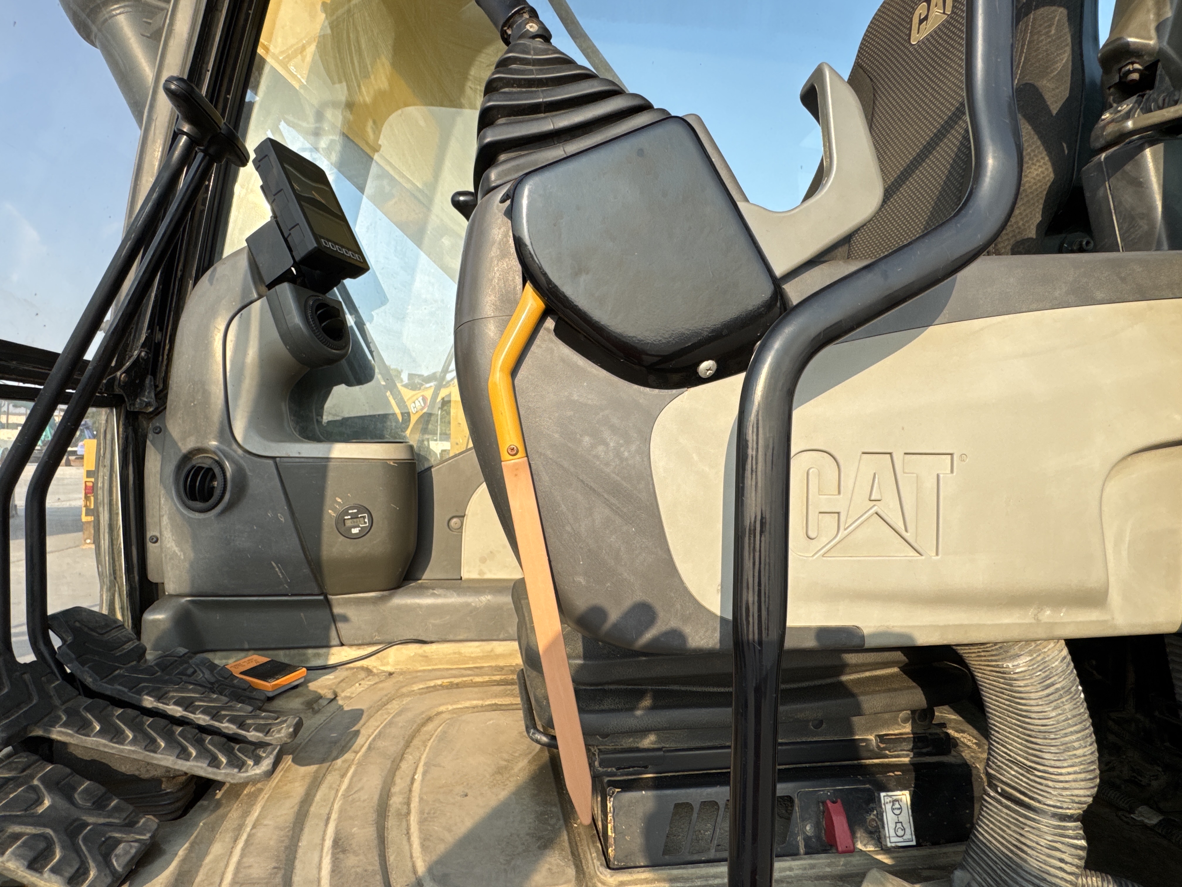 MDX-010-Cat-323D3-Medium-excavators-inspection-Safety-Hydraulic-safety-lock-2