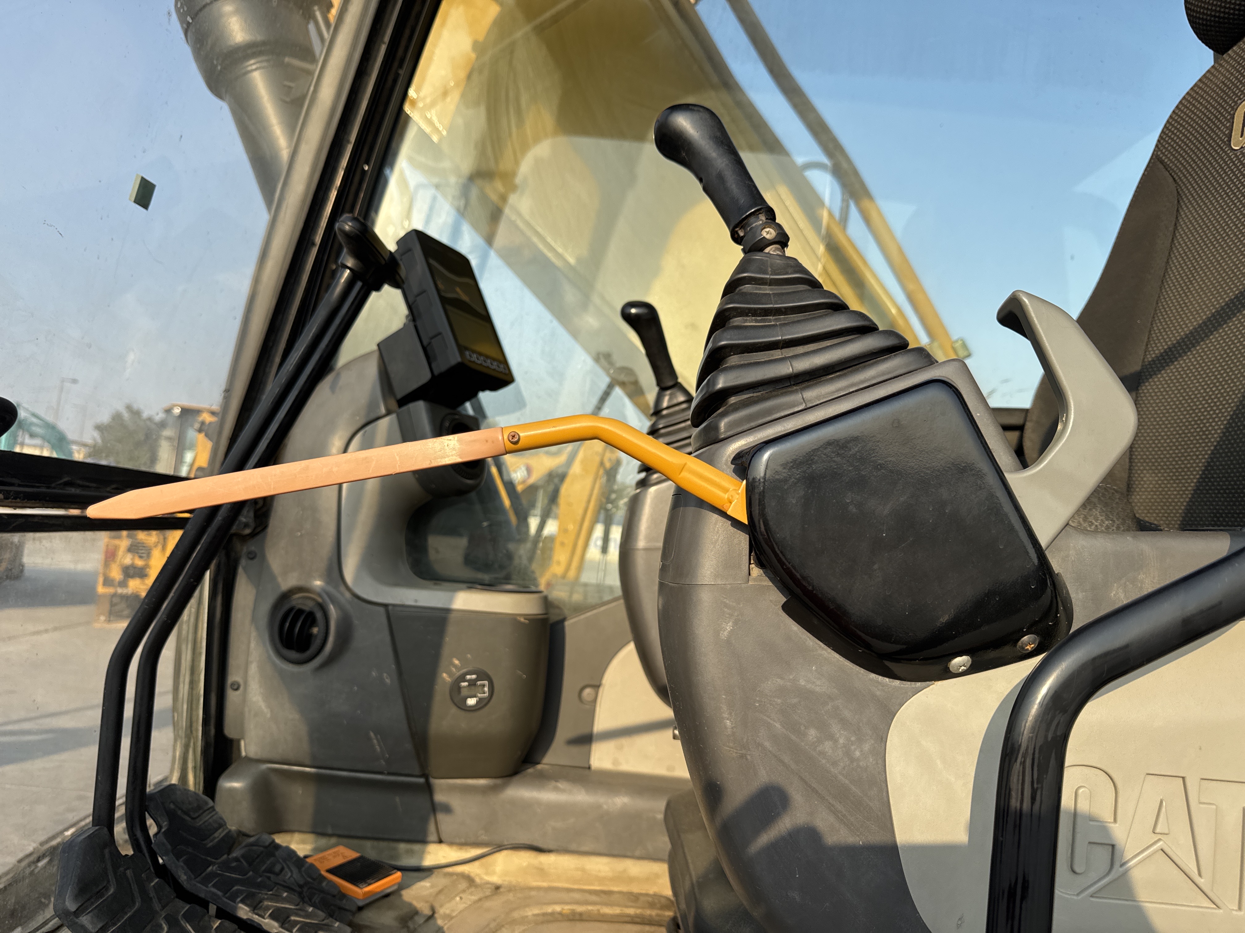 MDX-010-Cat-323D3-Medium-excavators-inspection-Safety-Hydraulic-safety-lock-2
