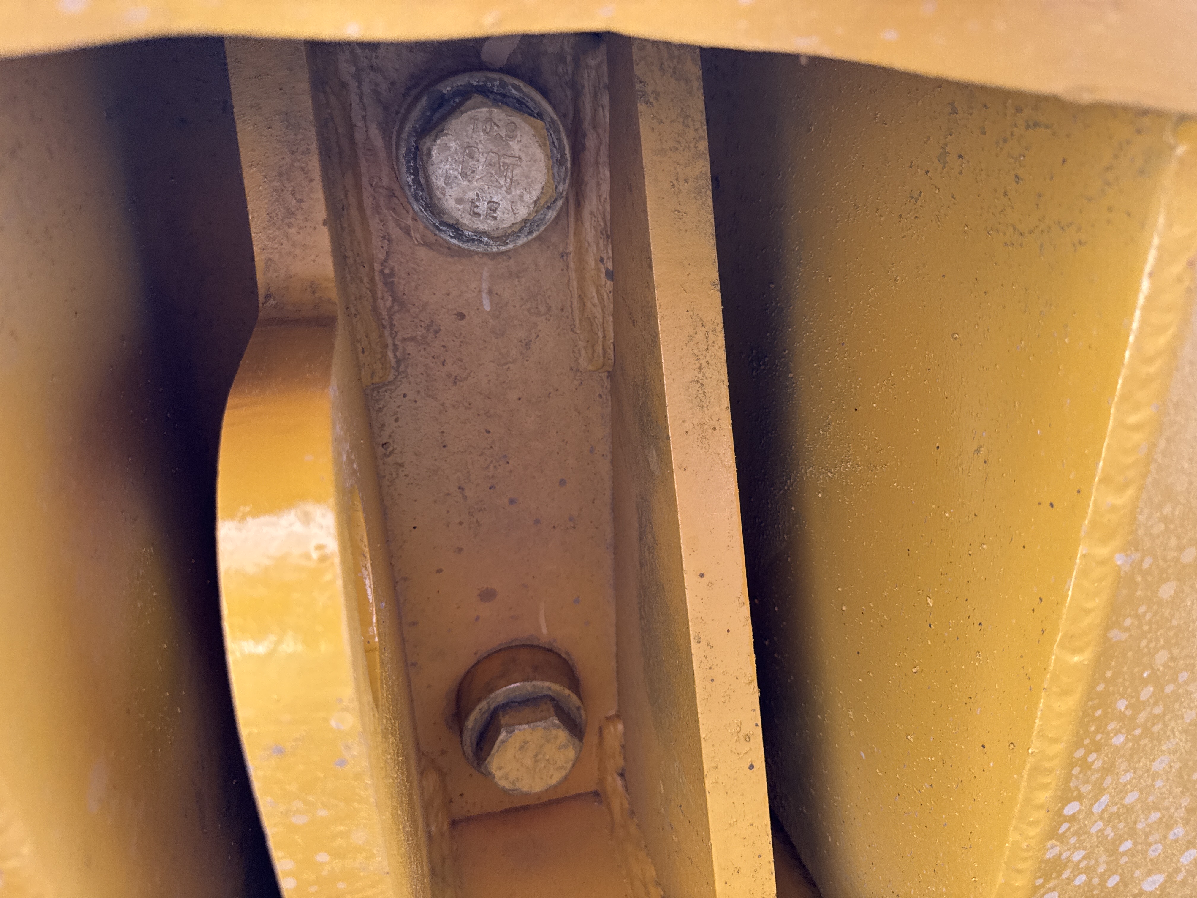 MDX-010-Cat-323D3-Medium-excavators-inspection-Safety-Counter-weight-bolts-2