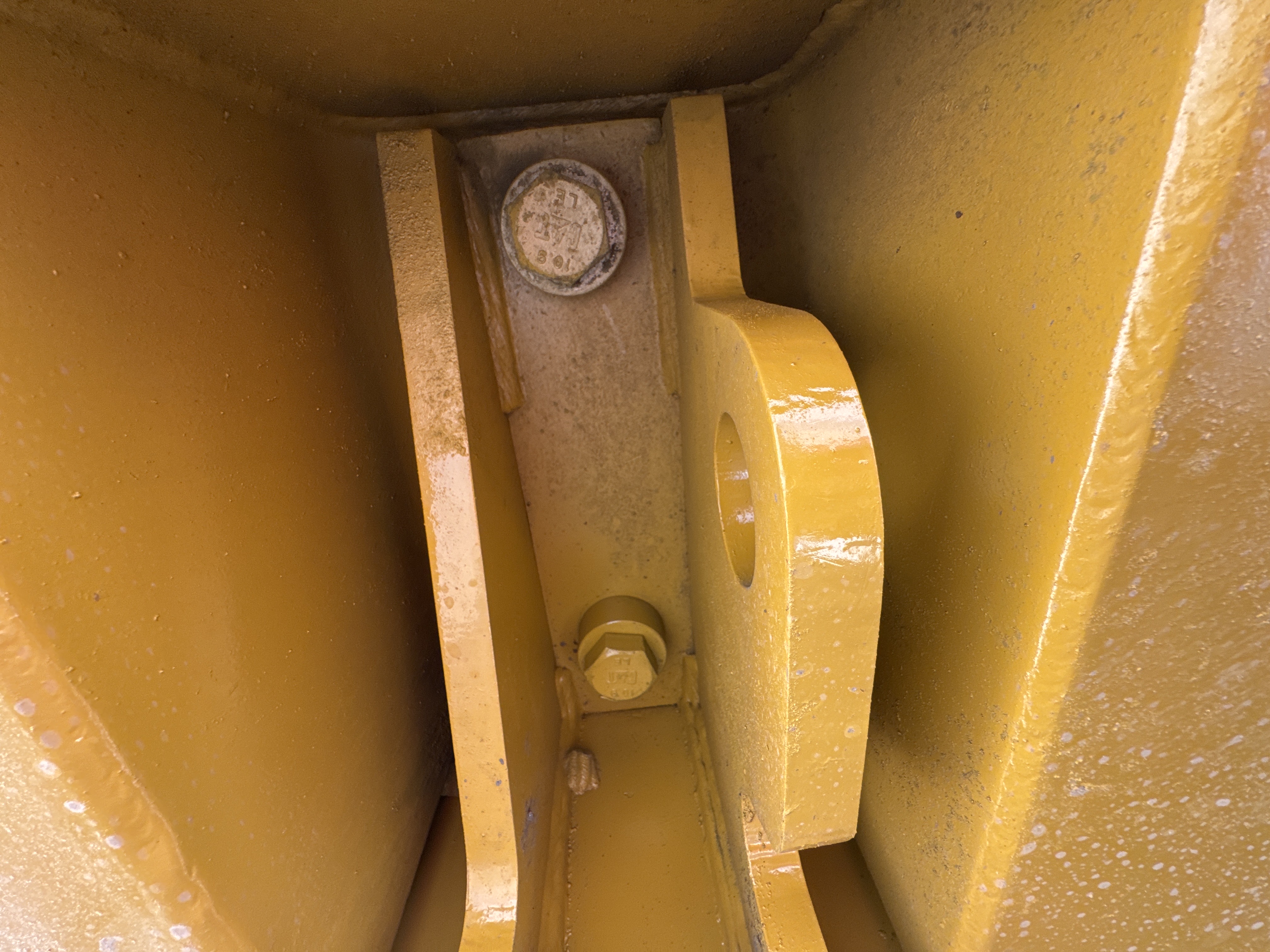 MDX-010-Cat-323D3-Medium-excavators-inspection-Safety-Counter-weight-bolts-2