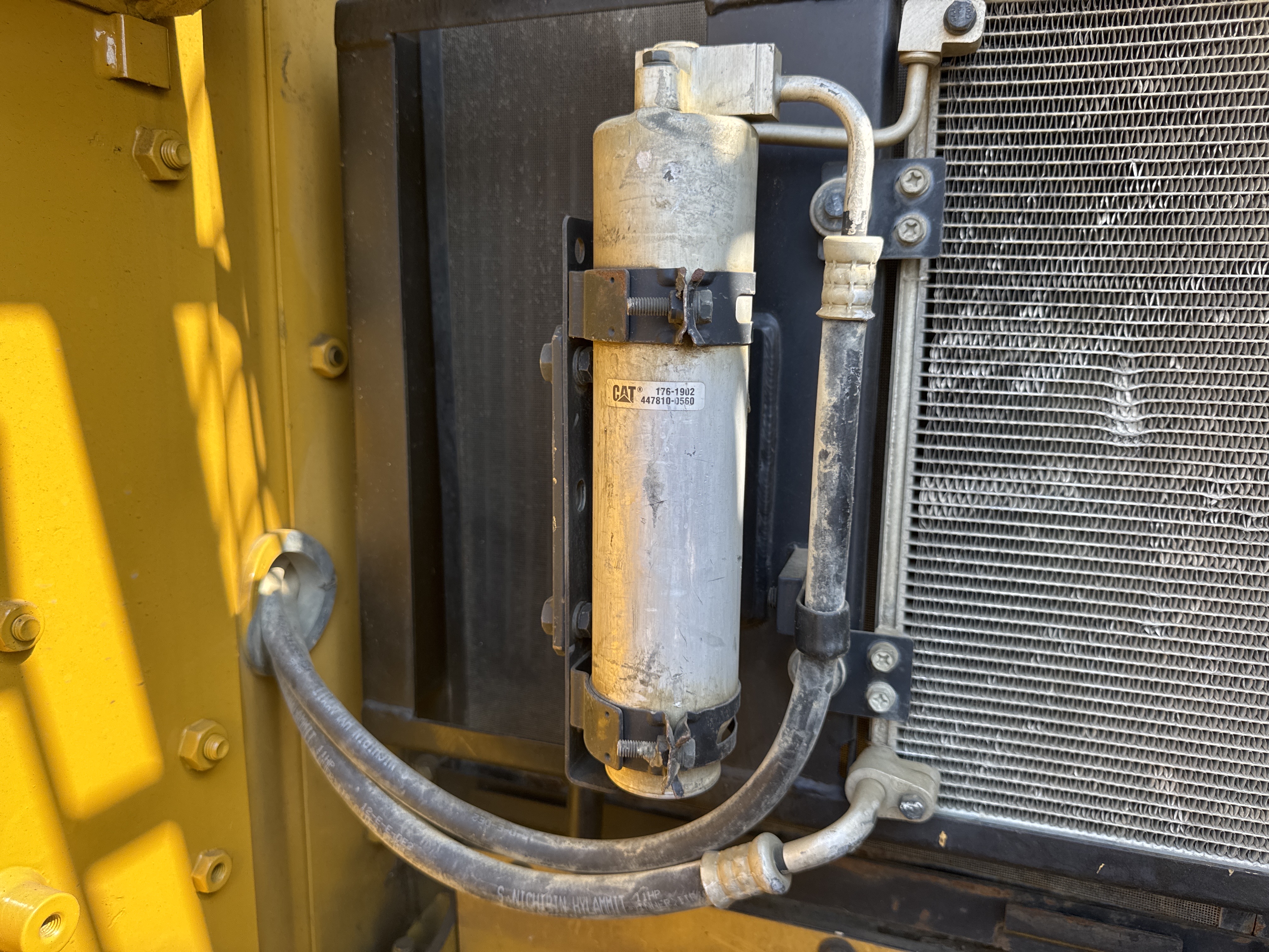 MDX-010-Cat-323D3-Medium-excavators-inspection-Air-conditioning-Refrigerant-lines-2