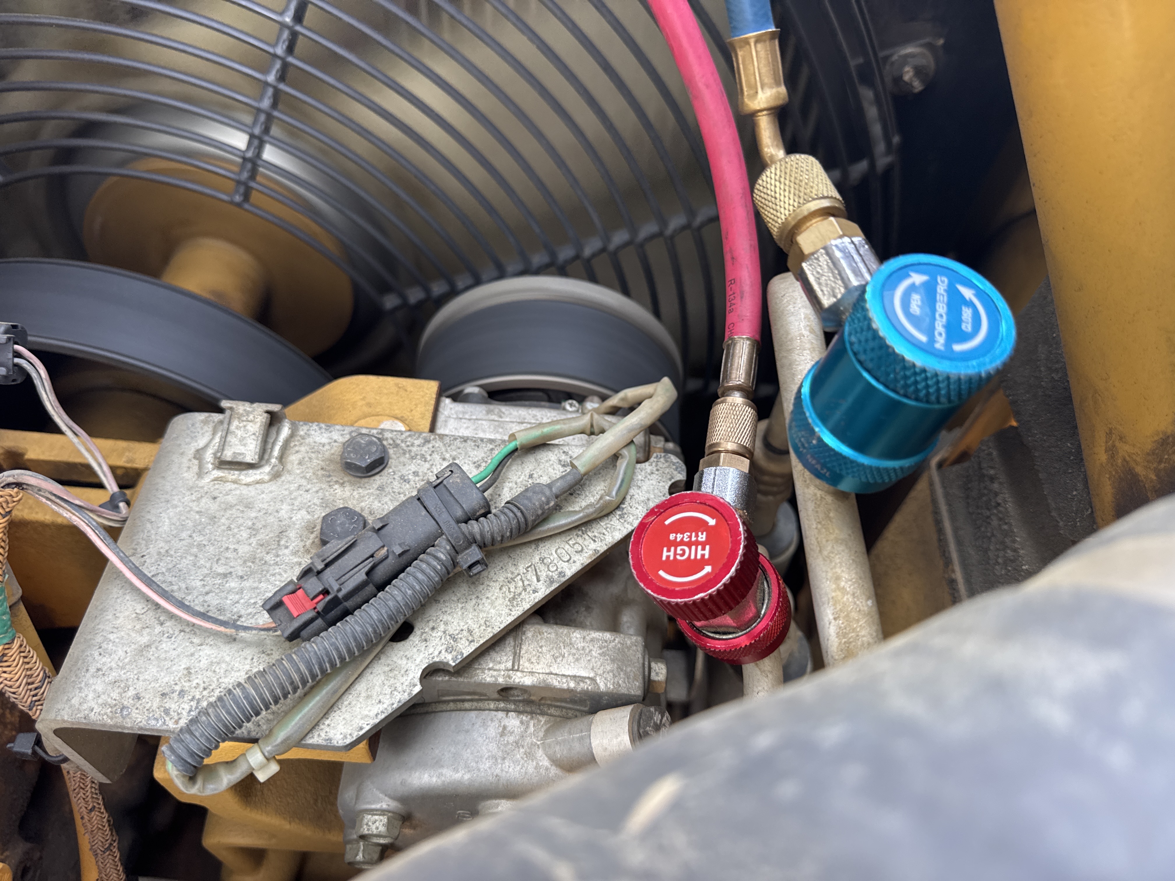 MDX-010-Cat-323D3-Medium-excavators-inspection-Air-conditioning-A/C-compressor-2