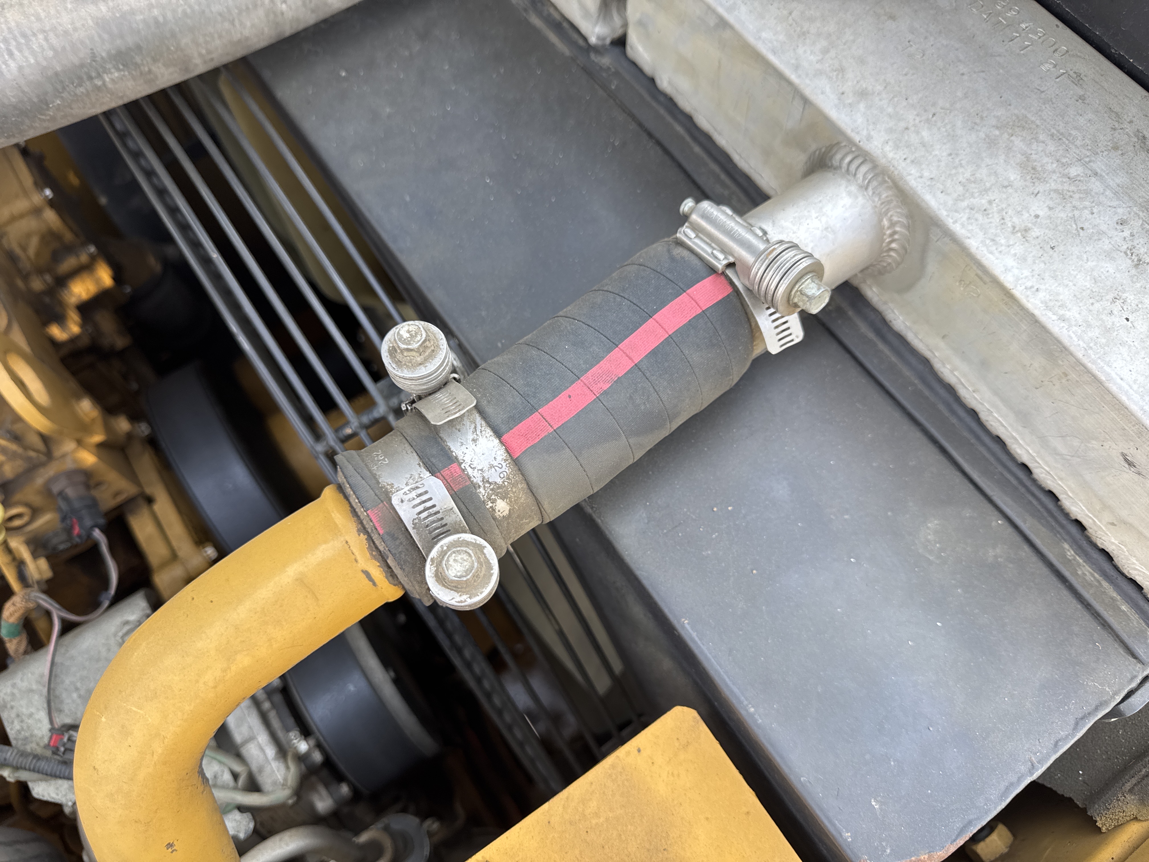 MDX-010-Cat-323D3-Medium-excavators-inspection-Engine-Hoses-2