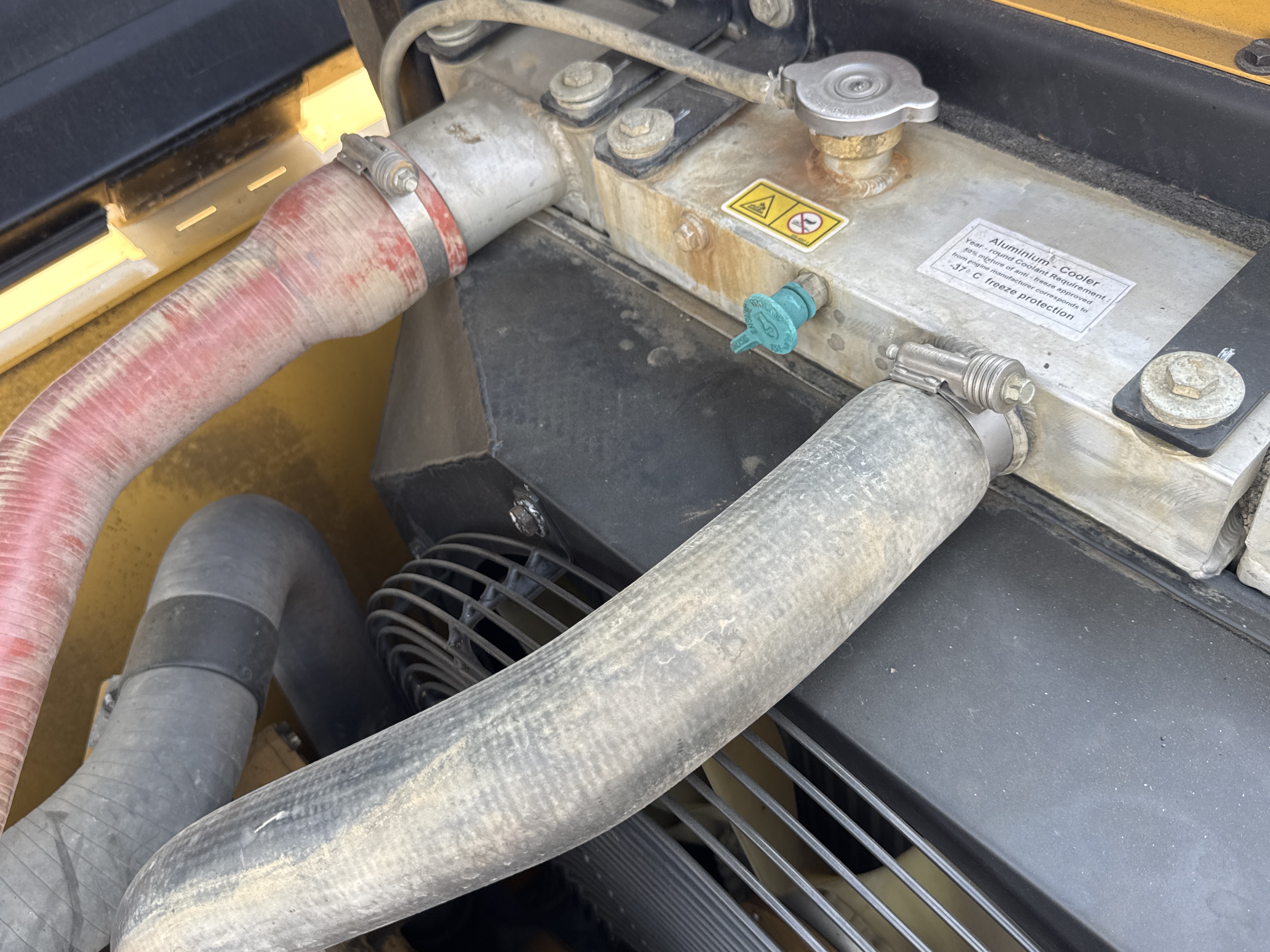 MDX-010-Cat-323D3-Medium-excavators-inspection-Engine-Hoses-2