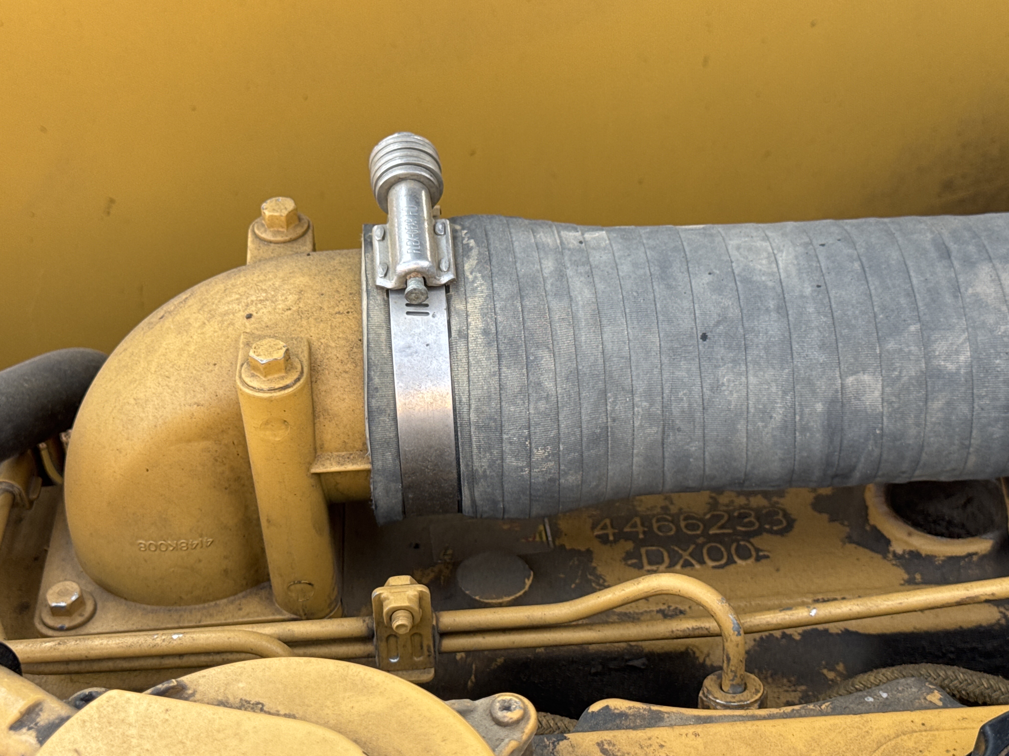 MDX-010-Cat-323D3-Medium-excavators-inspection-Engine-Hoses-2