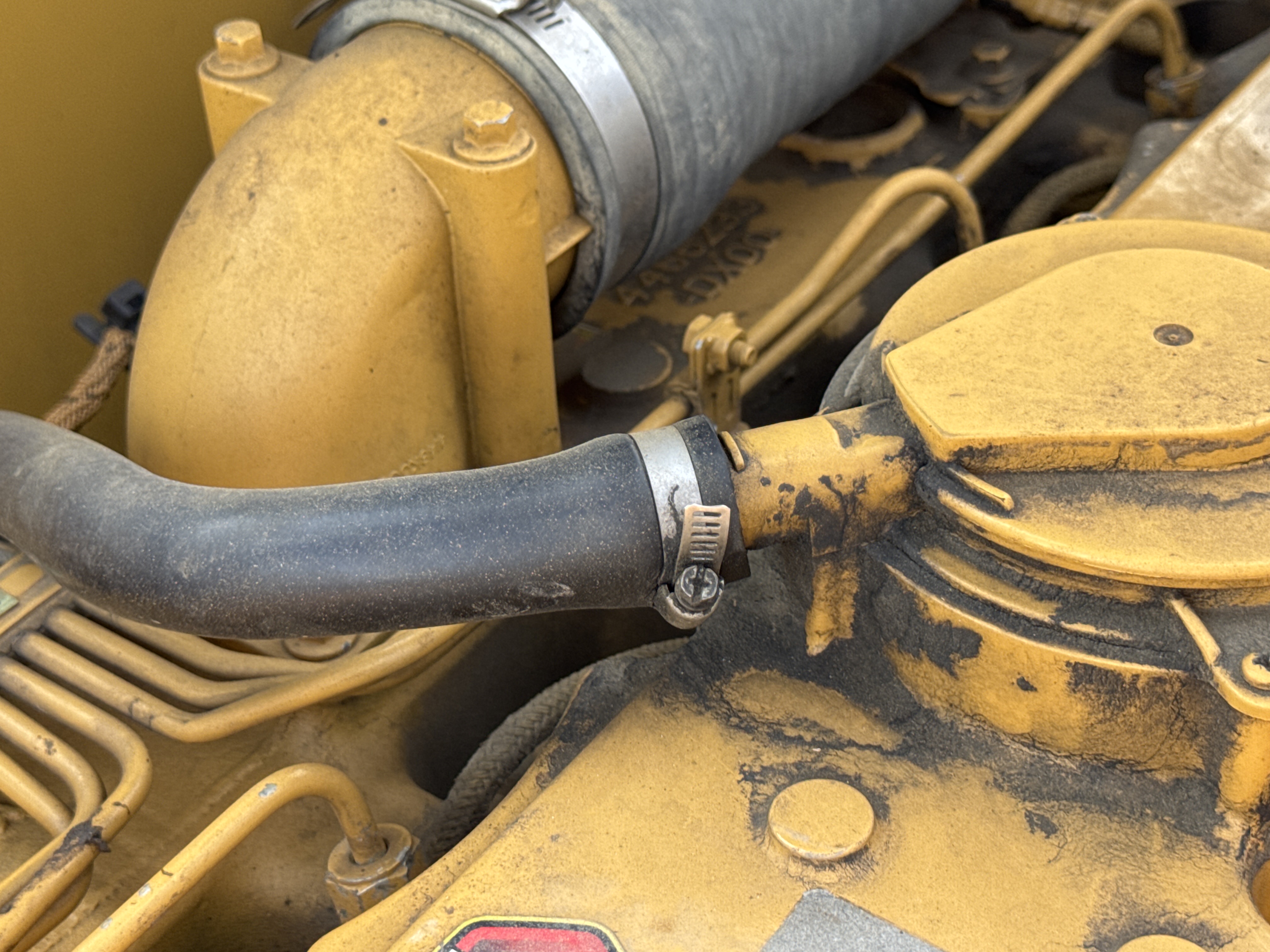 MDX-010-Cat-323D3-Medium-excavators-inspection-Engine-Hoses-2
