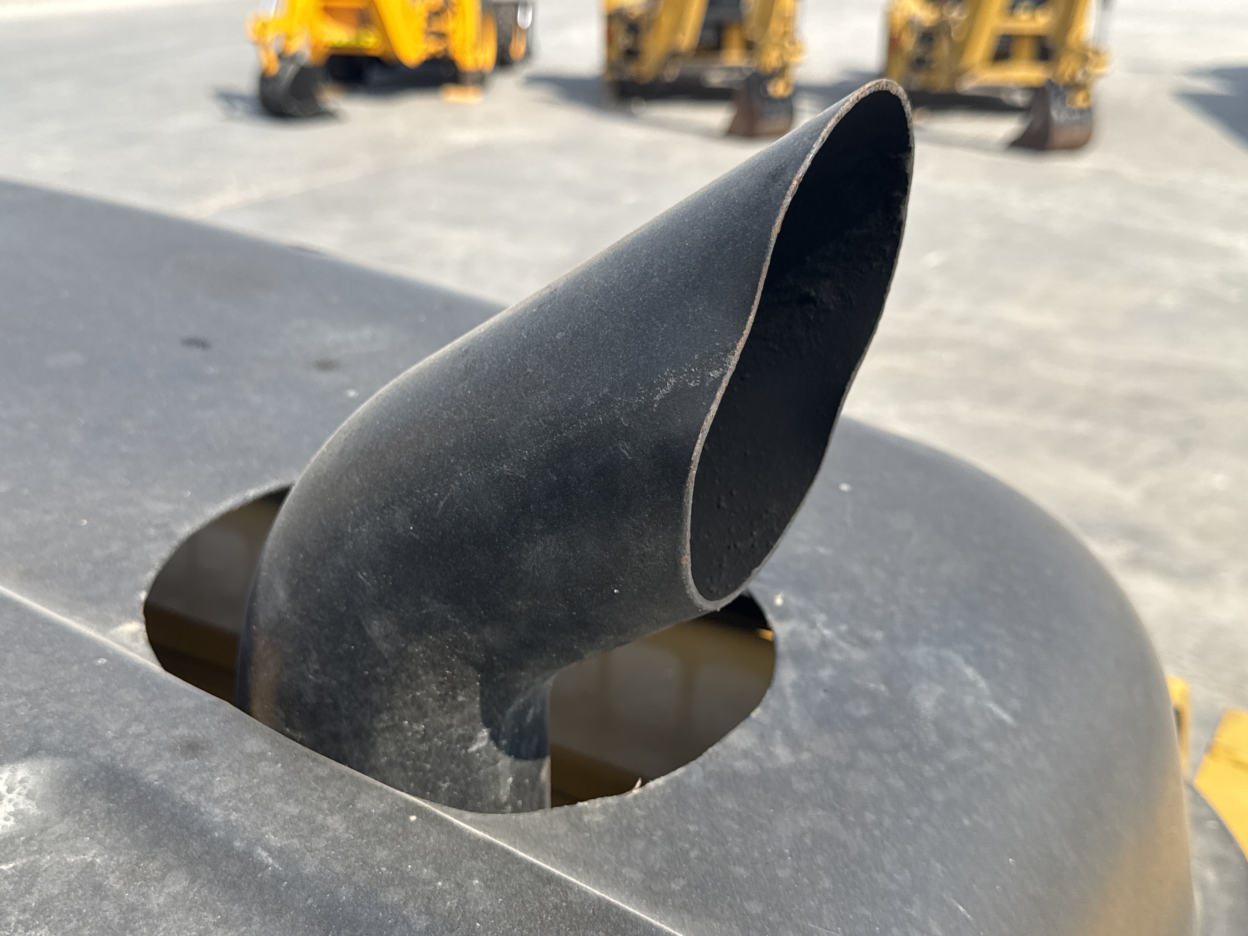 MDX-010-Cat-323D3-Medium-excavators-inspection-Engine-Exhaust-system-2
