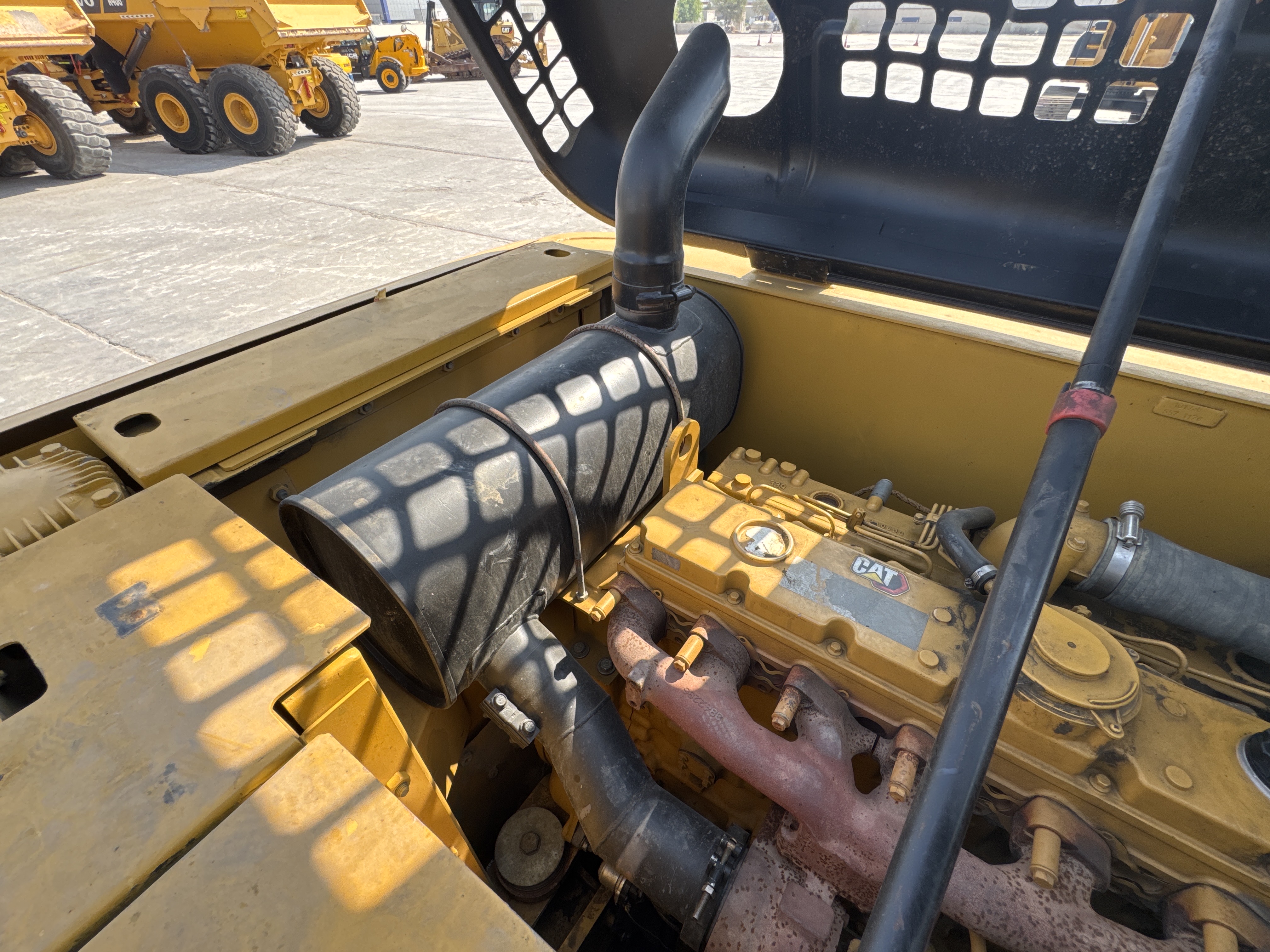 MDX-010-Cat-323D3-Medium-excavators-inspection-Engine-Exhaust-system-2