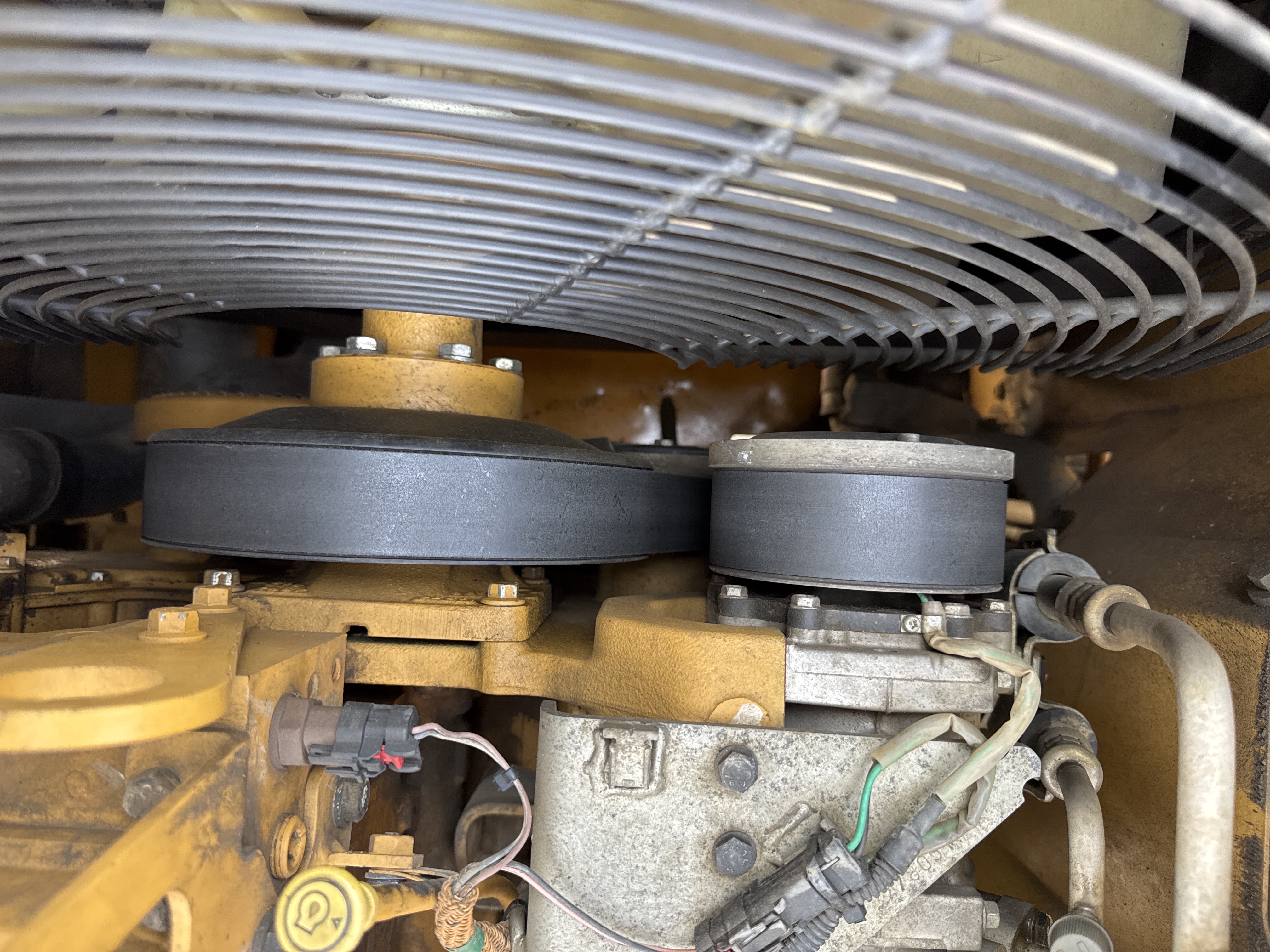 MDX-010-Cat-323D3-Medium-excavators-inspection-Engine-Belts-2