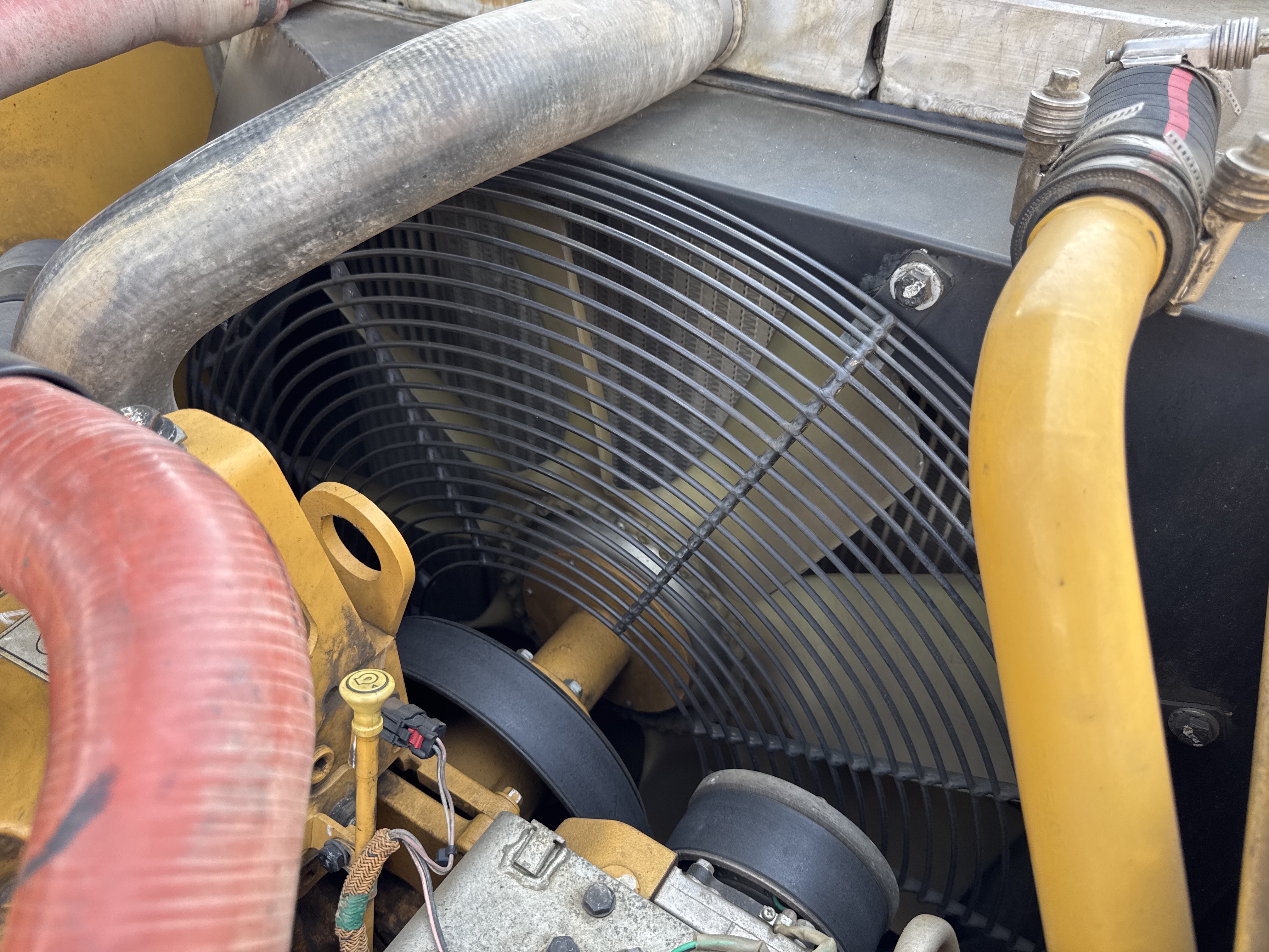 MDX-010-Cat-323D3-Medium-excavators-inspection-Engine-Cooling-fan-and-fan-guard-2