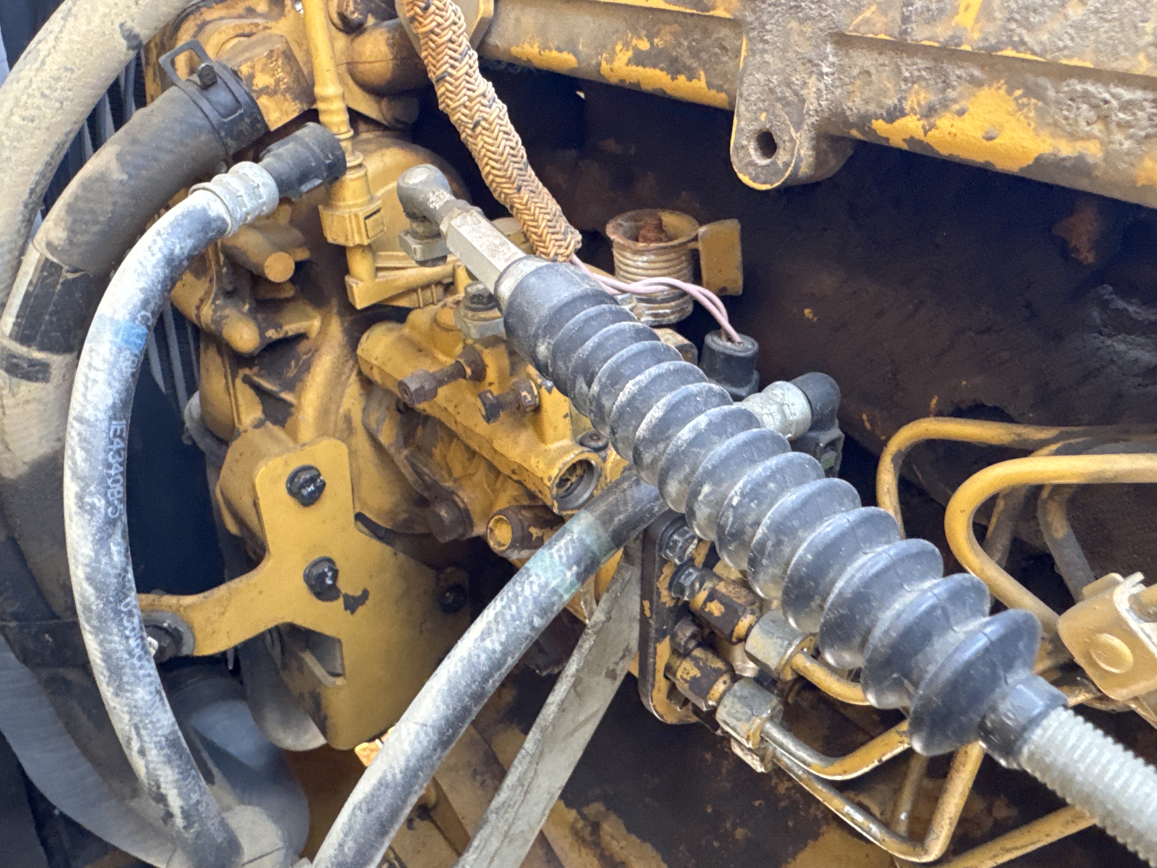 MDX-010-Cat-323D3-Medium-excavators-inspection-Engine-Fuel-leaks-2