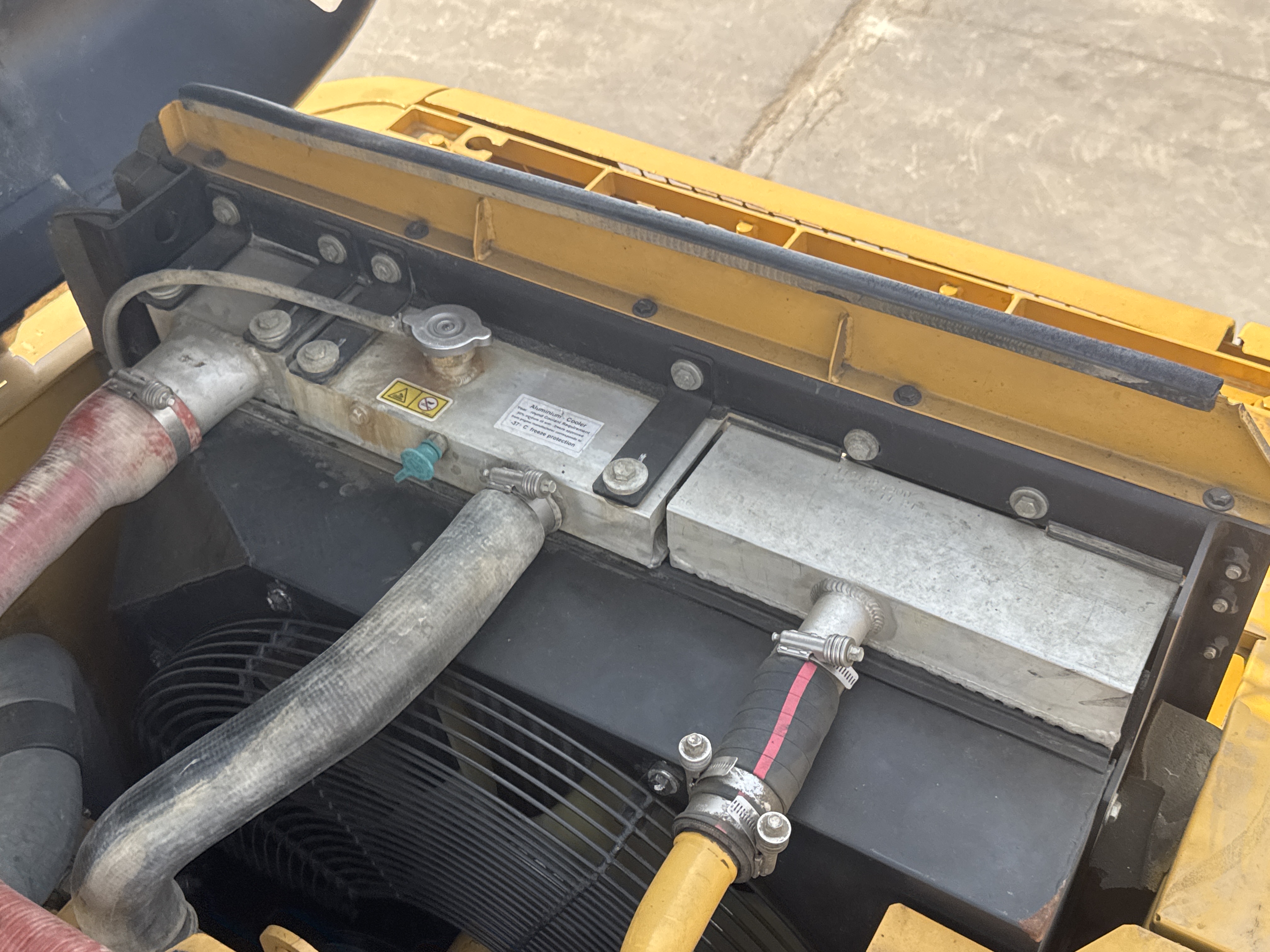 MDX-010-Cat-323D3-Medium-excavators-inspection-Engine-Radiator,-condenser,-intercooler,-hydraulic-cooler-2