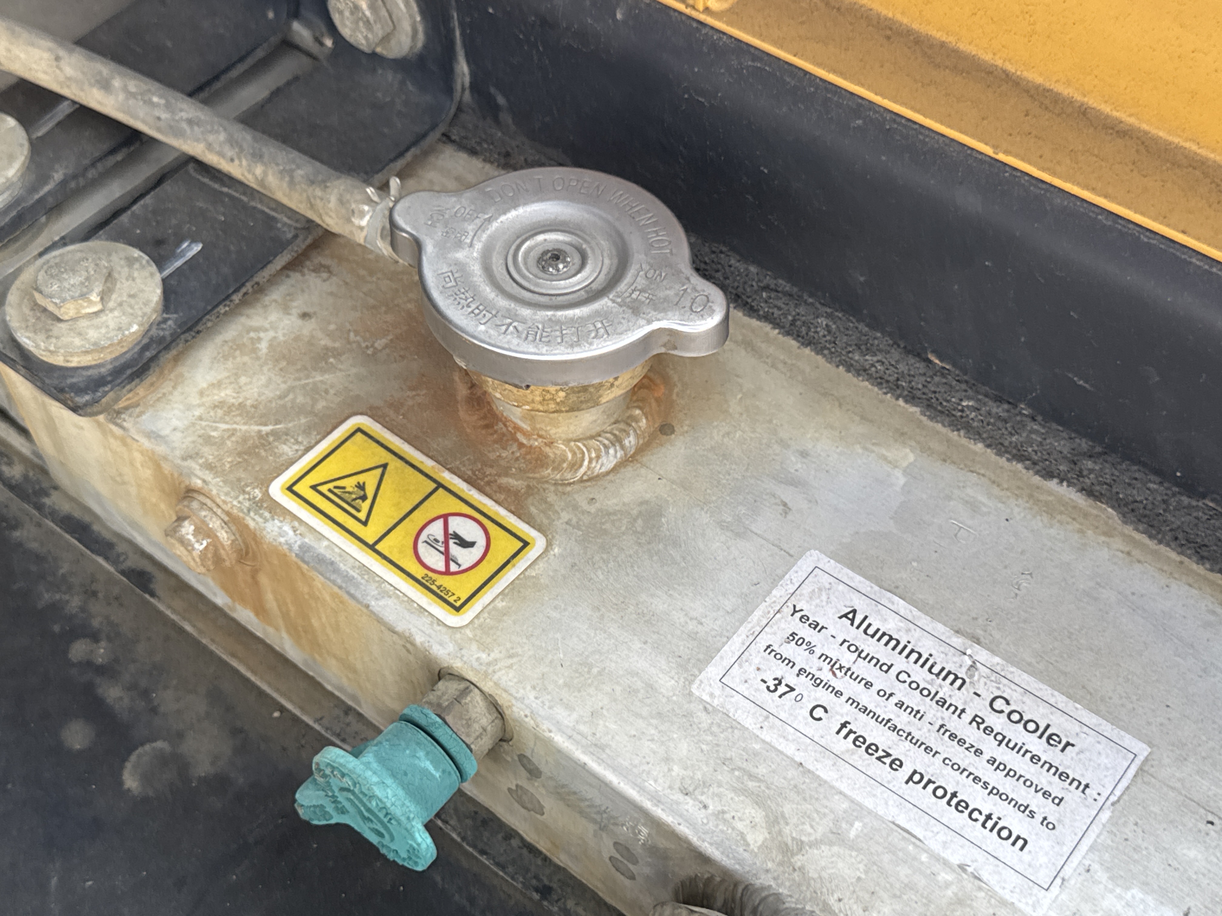 MDX-010-Cat-323D3-Medium-excavators-inspection-Engine-Radiator,-condenser,-intercooler,-hydraulic-cooler-2