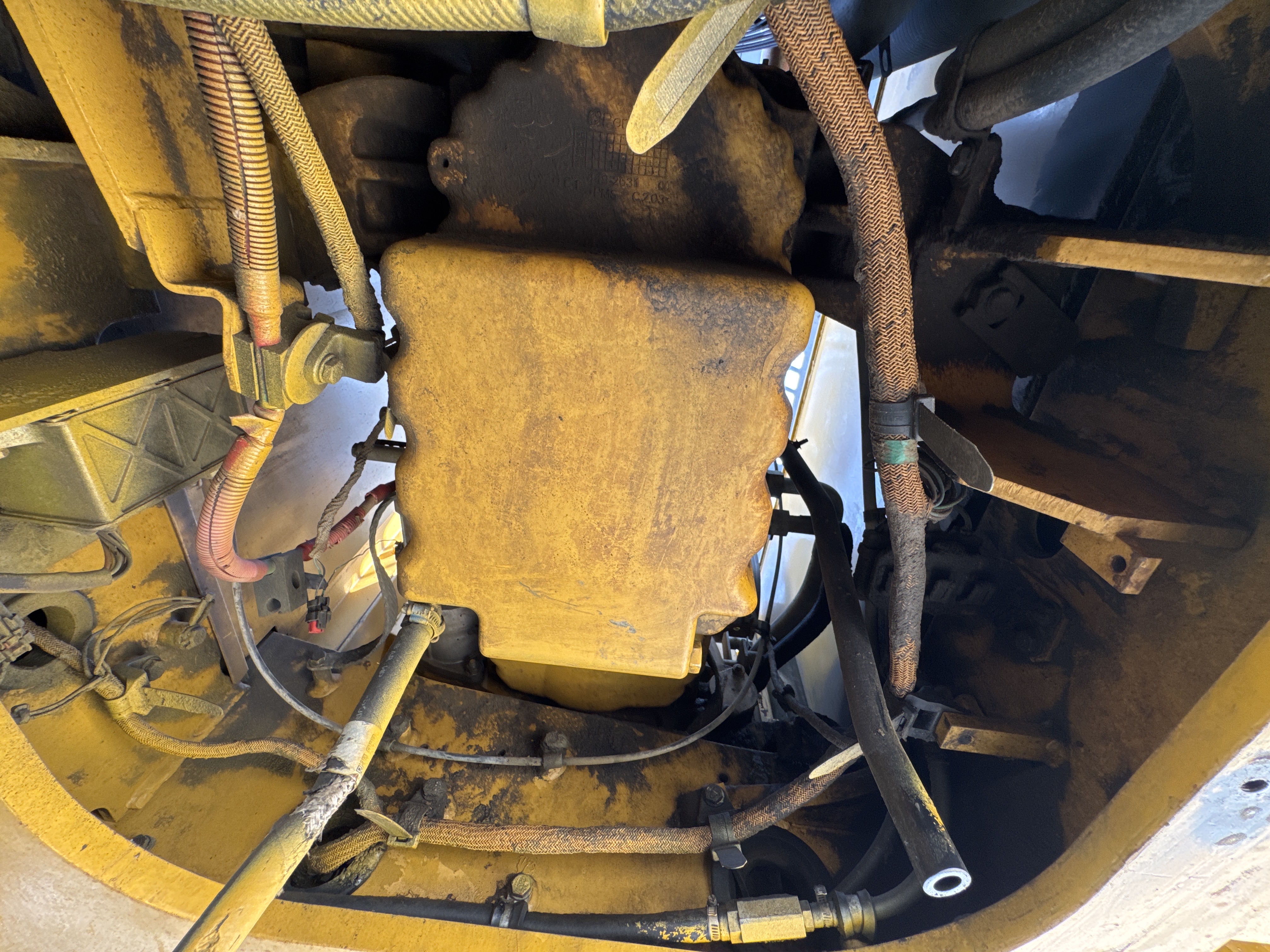 MDX-010-Cat-323D3-Medium-excavators-inspection-Engine-Engine-oil-leaks-2