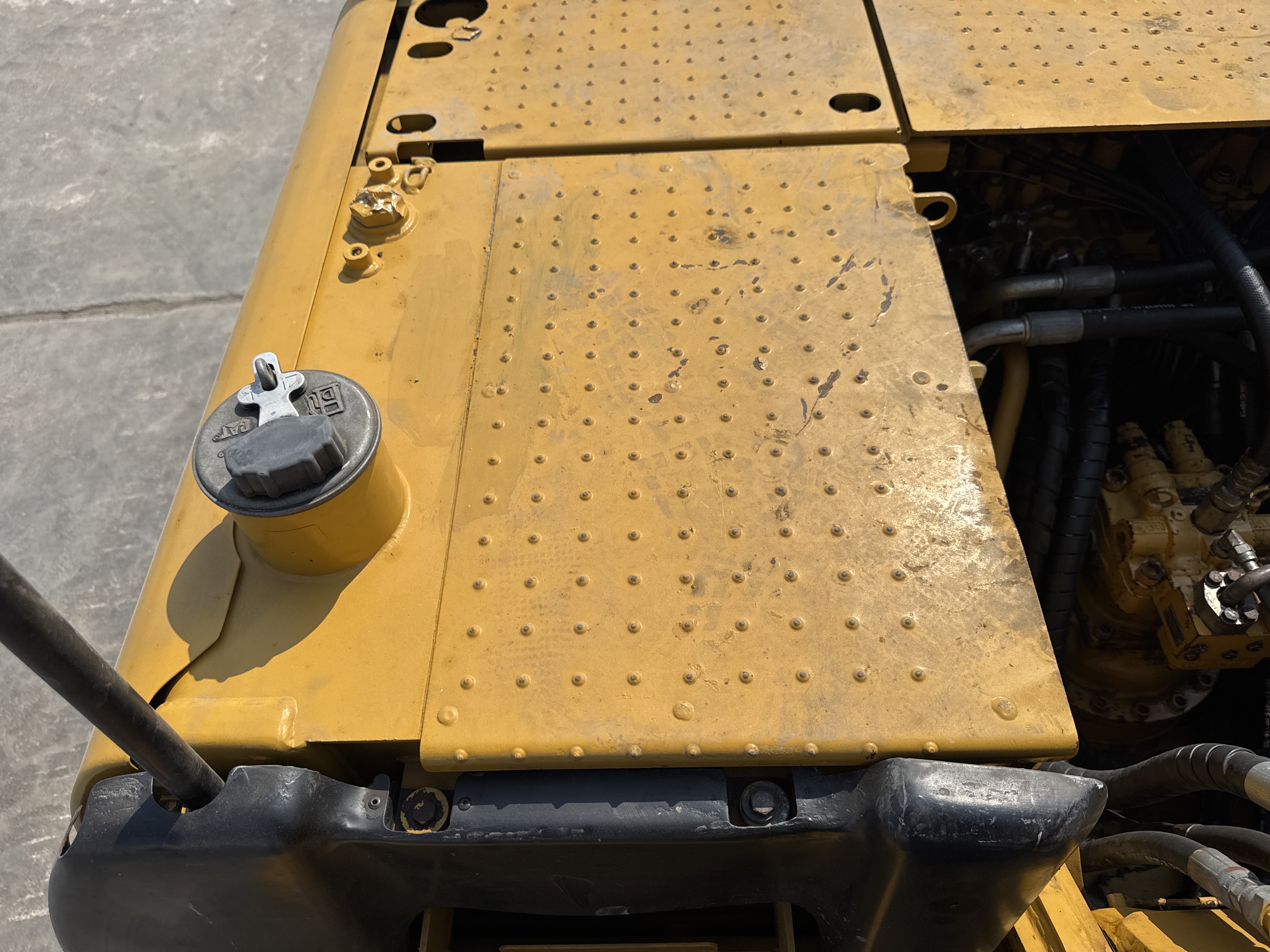 MDX-010-Cat-323D3-Medium-excavators-inspection-Engine-Fuel-tank-2