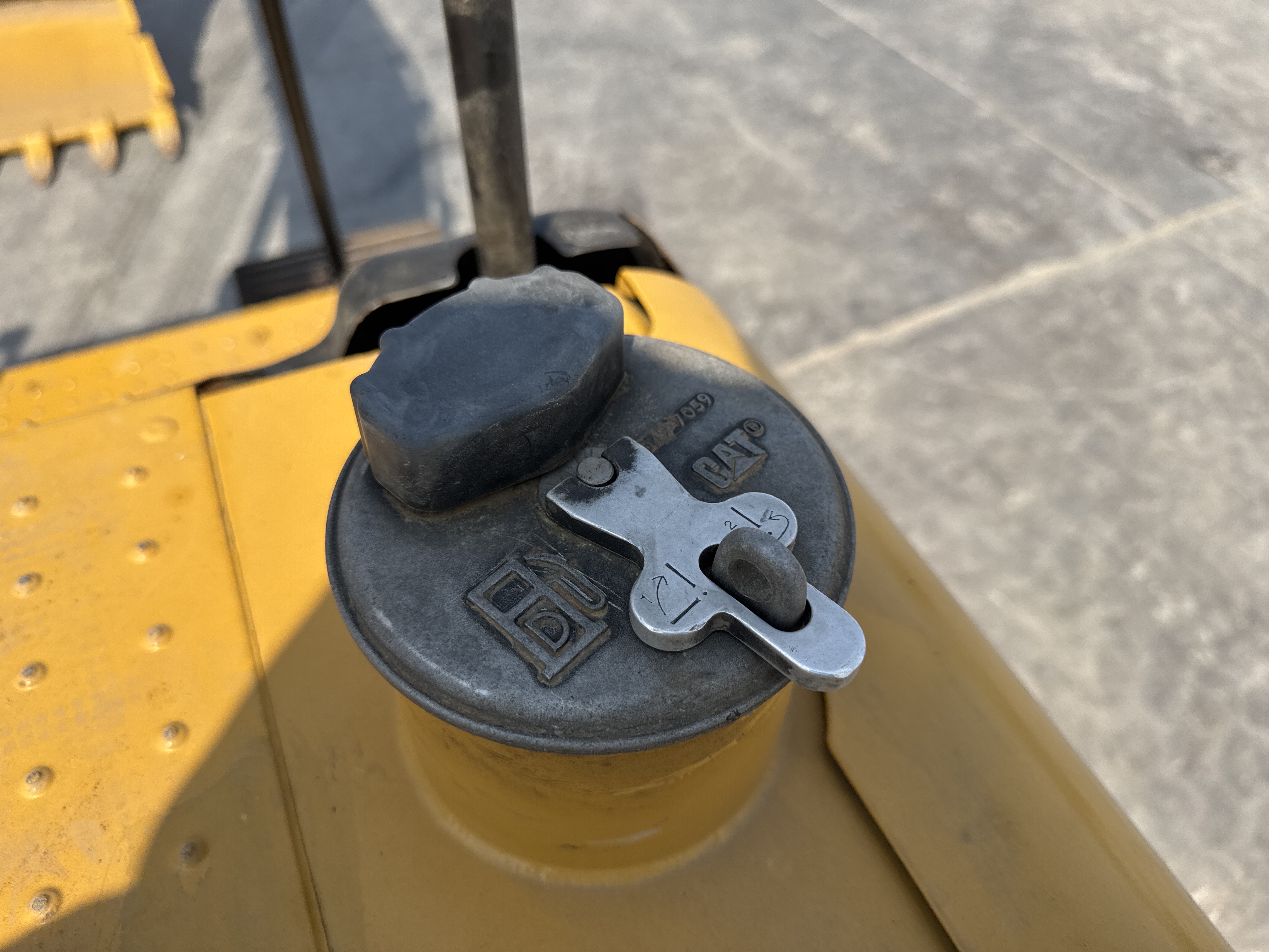 MDX-010-Cat-323D3-Medium-excavators-inspection-Engine-Fuel-tank-2