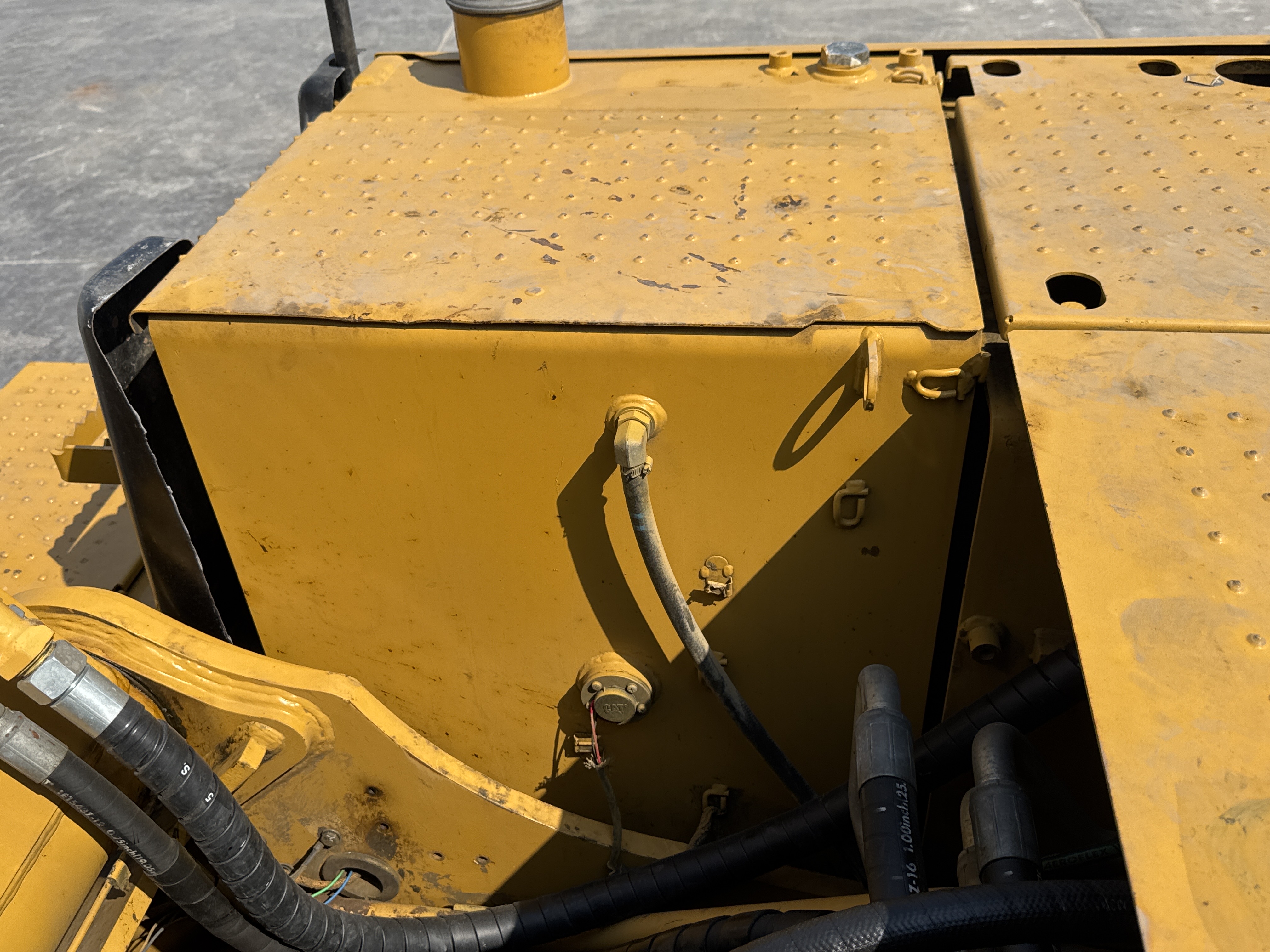 MDX-010-Cat-323D3-Medium-excavators-inspection-Engine-Fuel-tank-2
