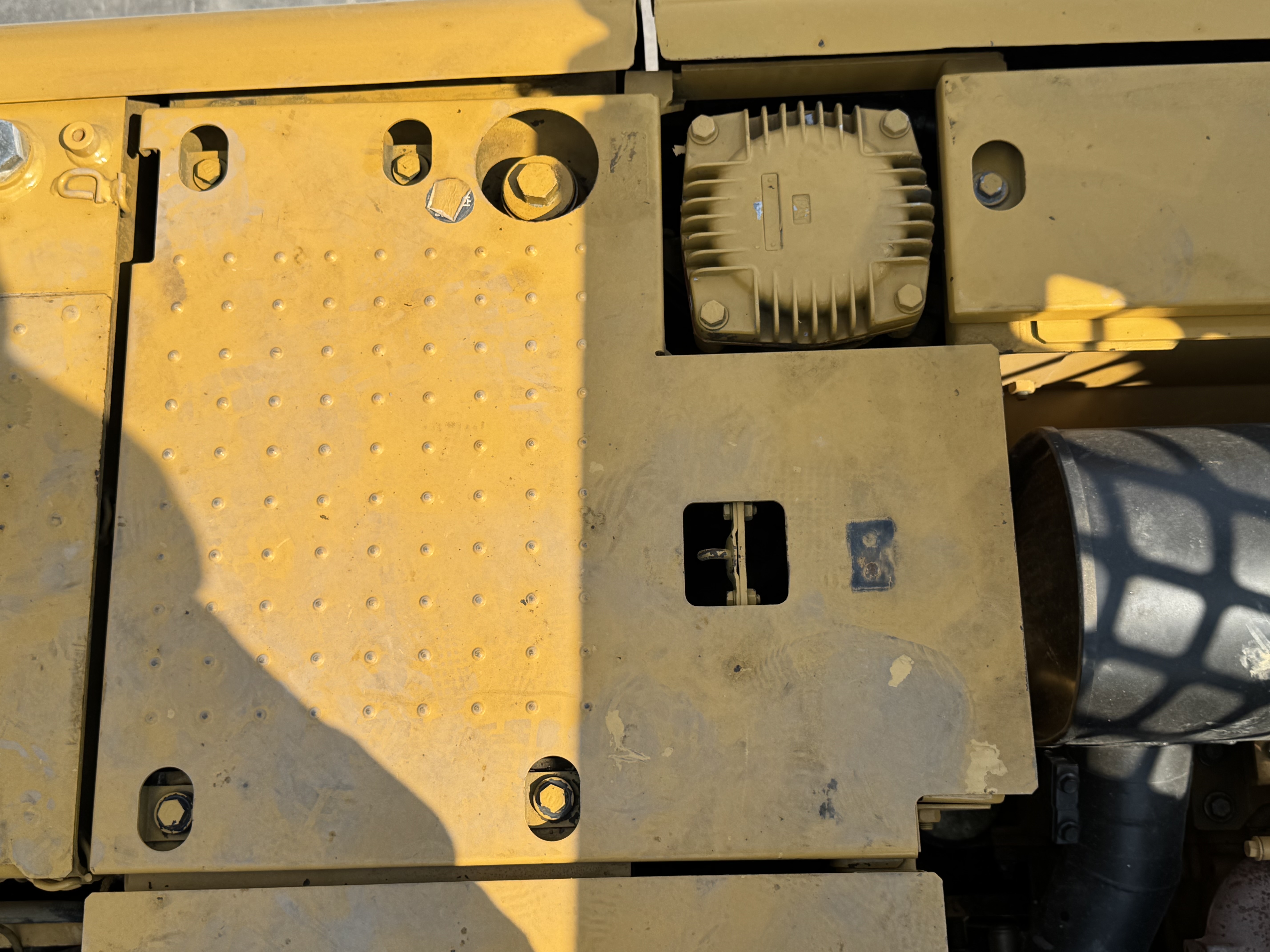 MDX-010-Cat-323D3-Medium-excavators-inspection-Hydraulics-Hydraulic-Tank-2