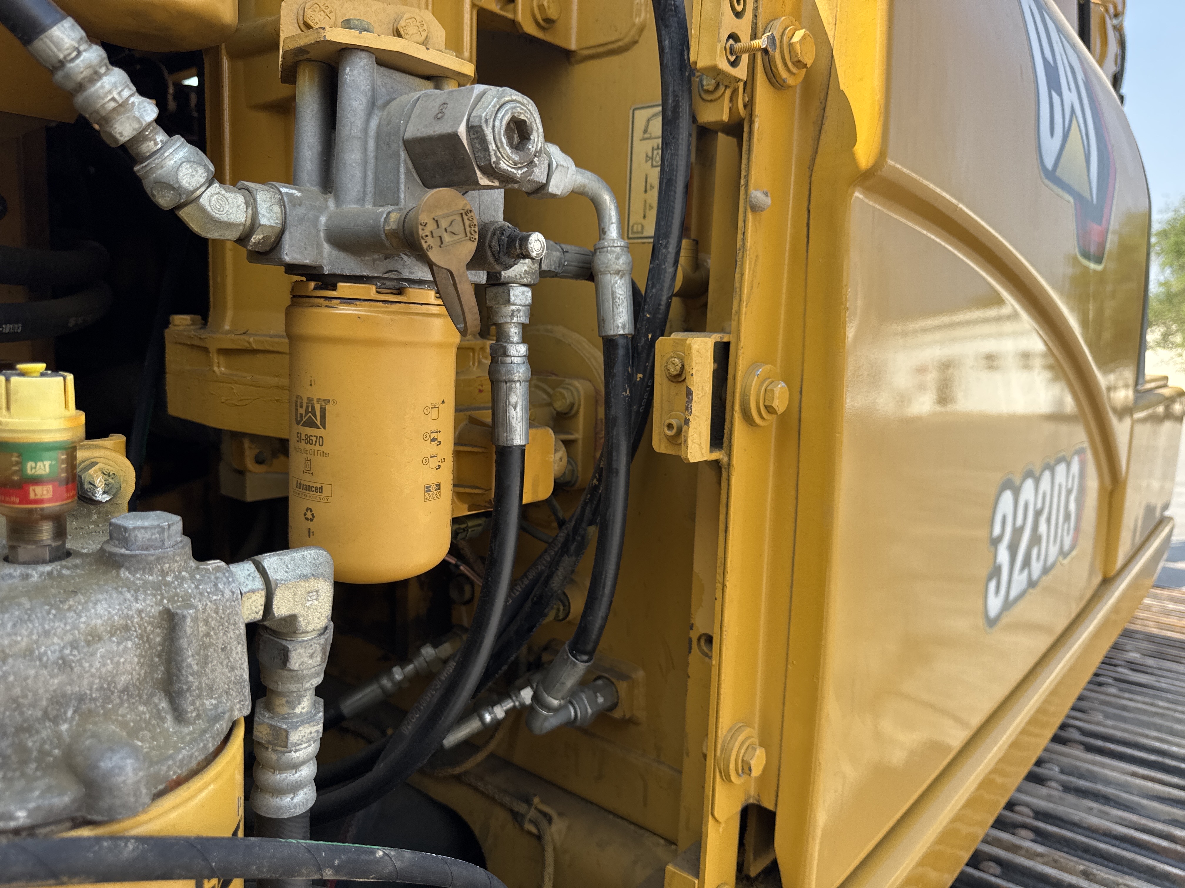 MDX-010-Cat-323D3-Medium-excavators-inspection-Hydraulics-Hydraulic-Tank-2