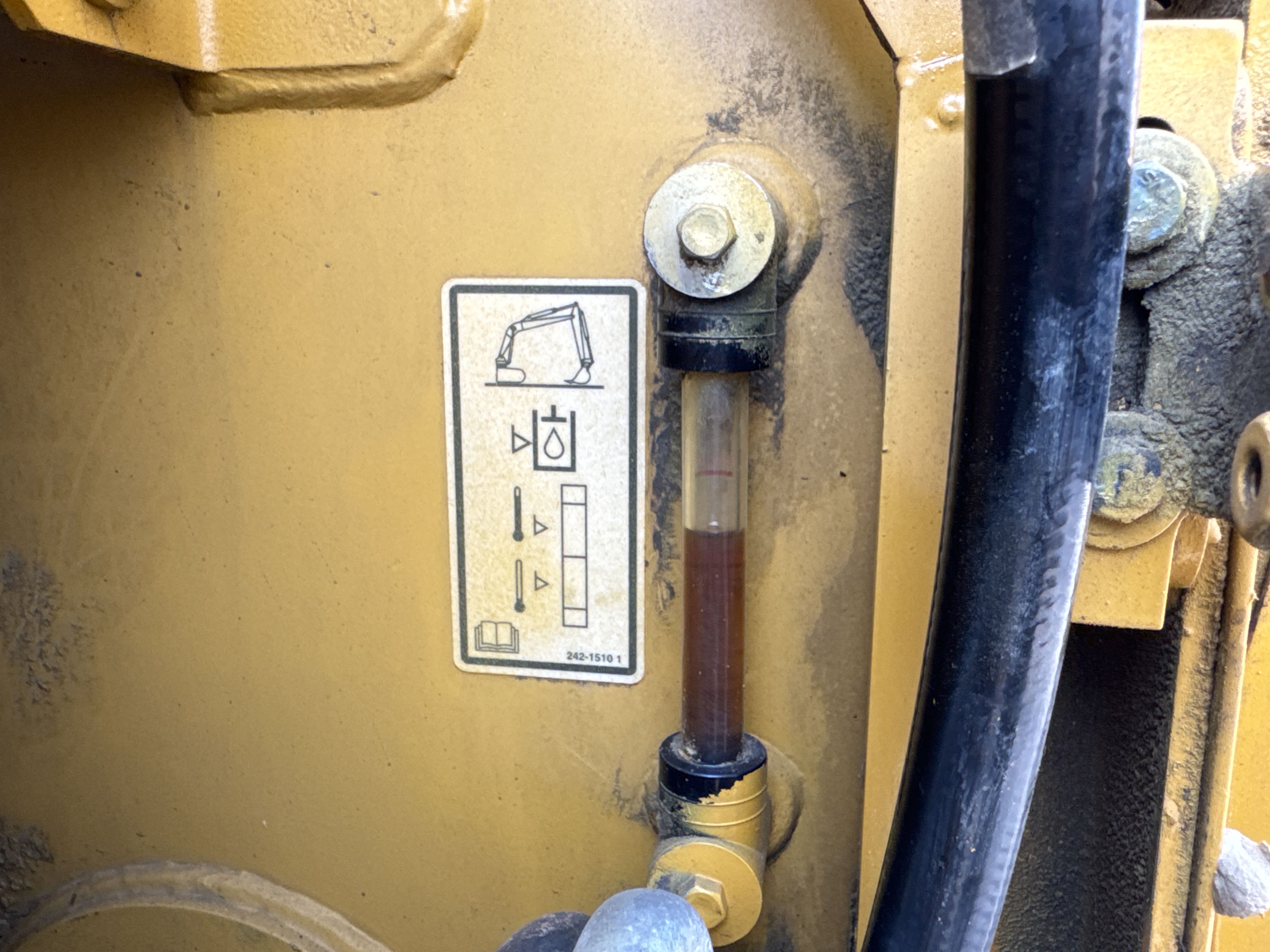 MDX-010-Cat-323D3-Medium-excavators-inspection-Hydraulics-Hydraulic-Tank-2