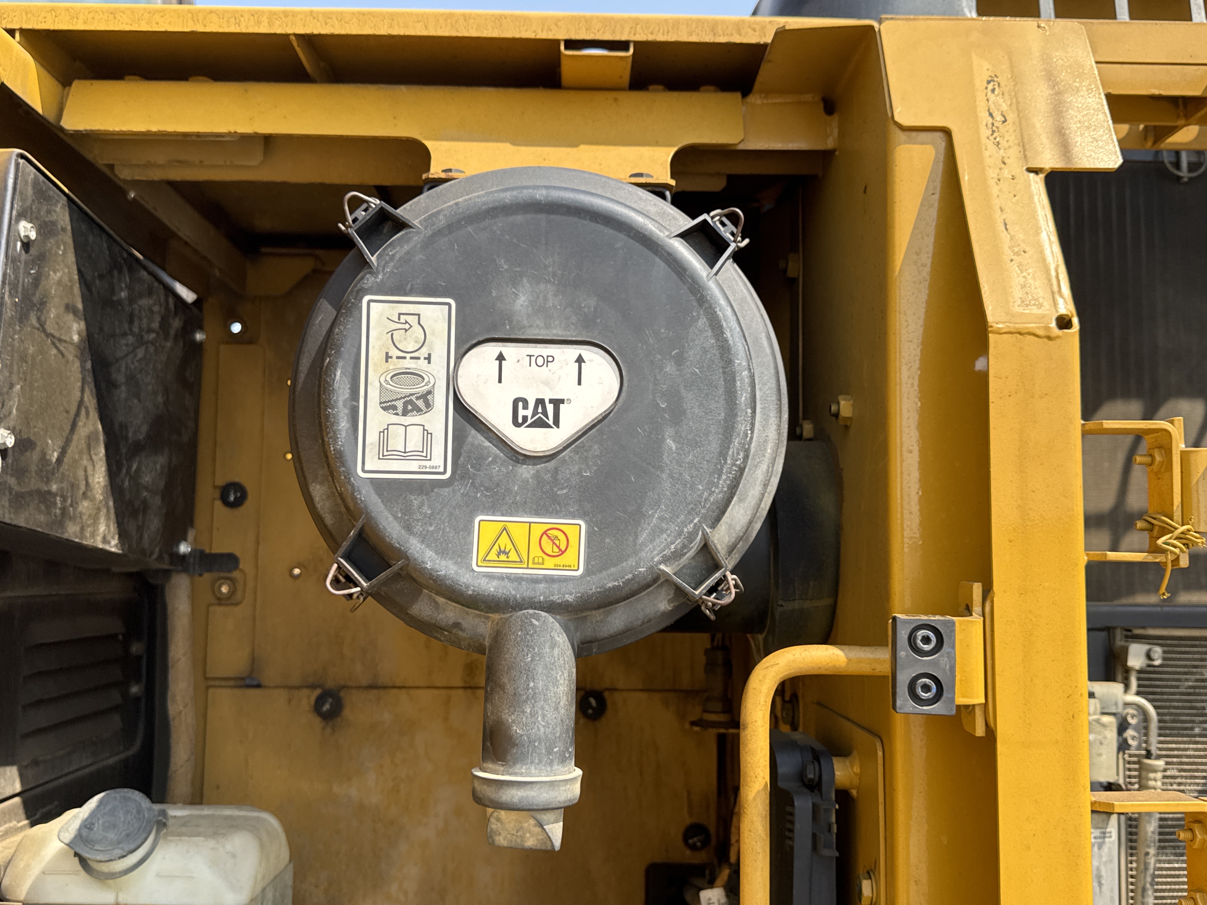 MDX-010-Cat-323D3-Medium-excavators-inspection-Engine-Air-intake-system-2