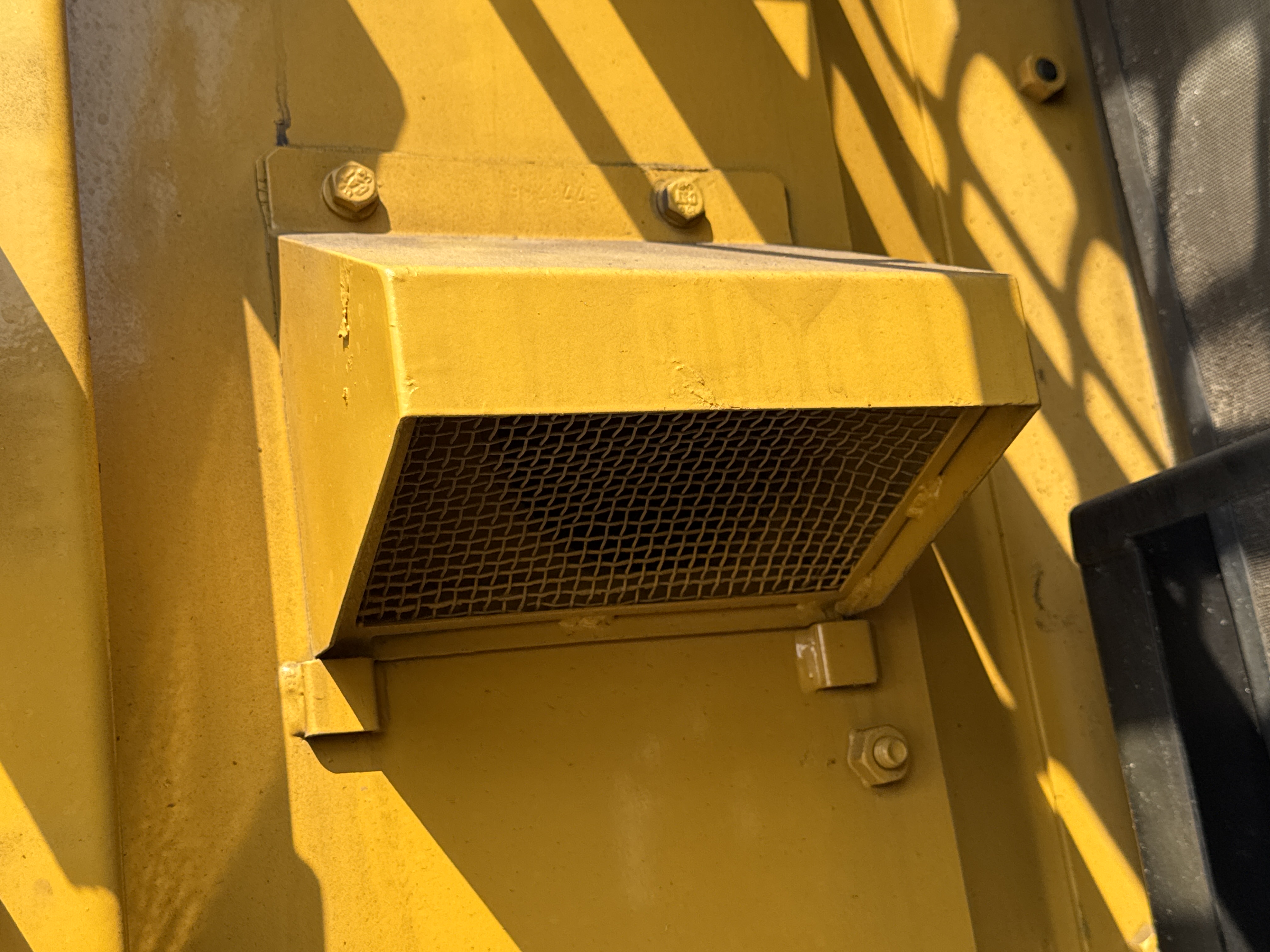 MDX-010-Cat-323D3-Medium-excavators-inspection-Engine-Air-intake-system-2