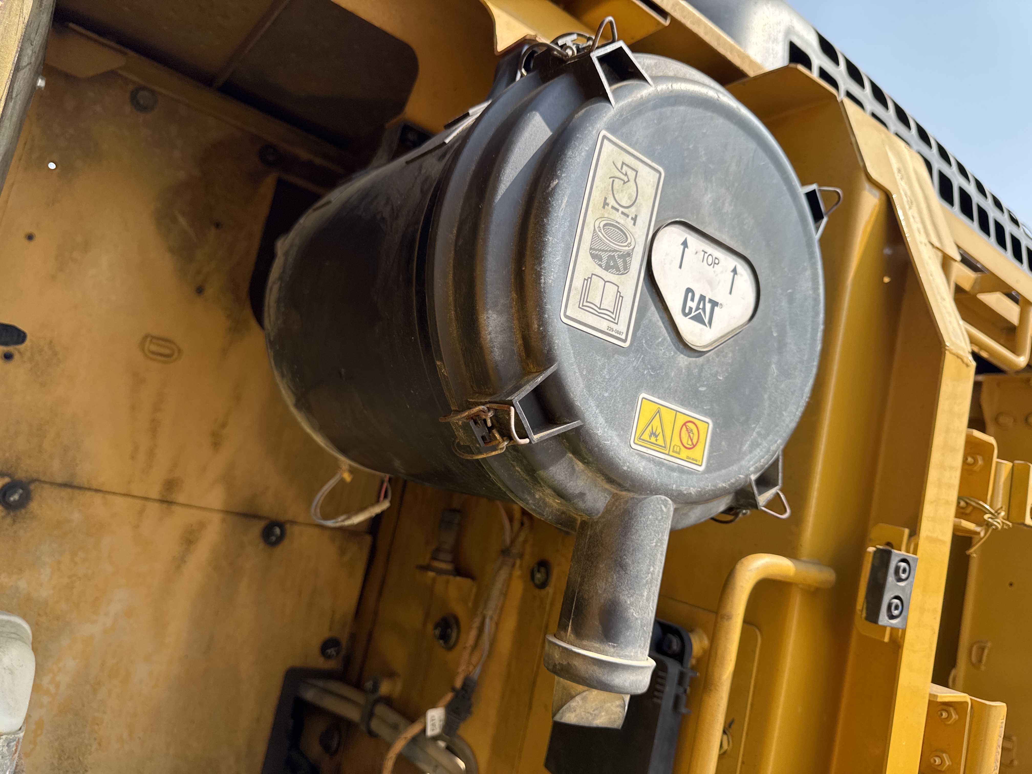 MDX-010-Cat-323D3-Medium-excavators-inspection-Engine-Air-intake-system-2