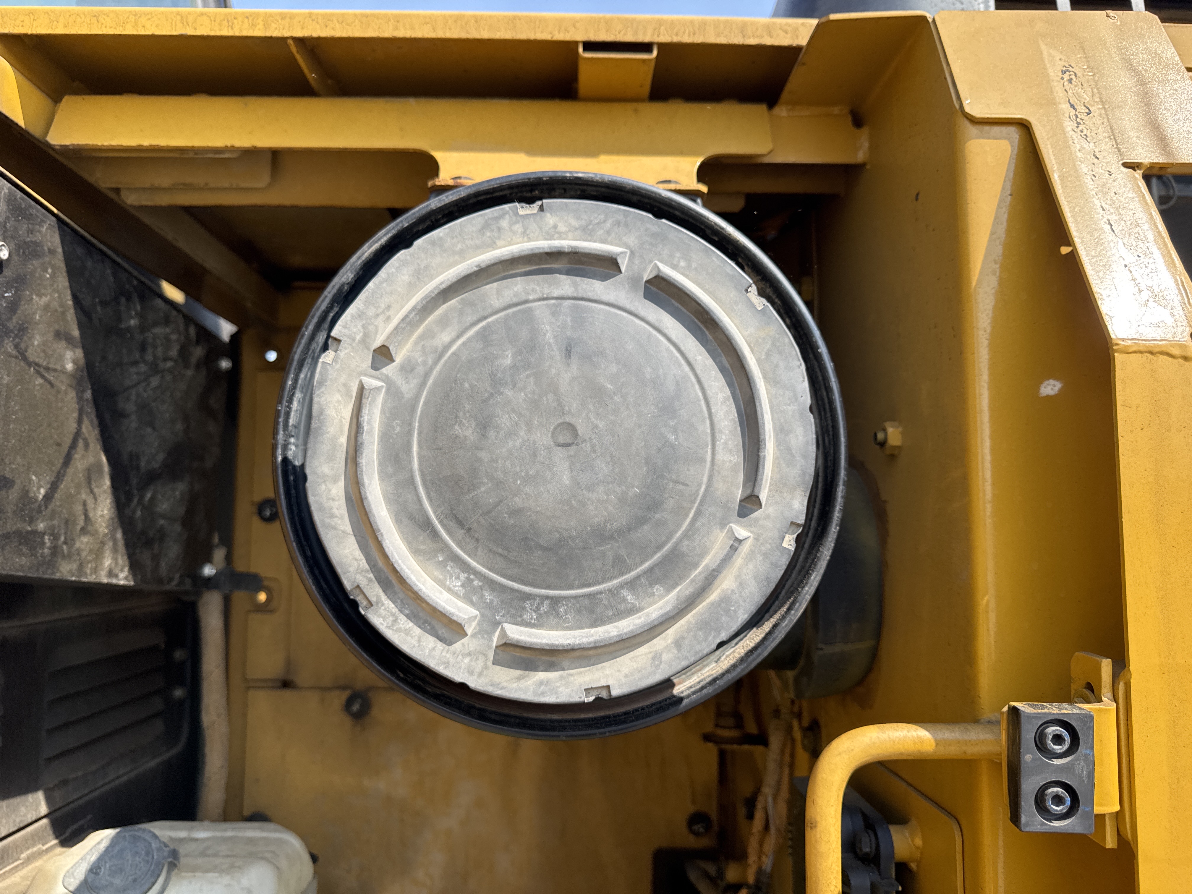 MDX-010-Cat-323D3-Medium-excavators-inspection-Engine-Air-intake-system-2