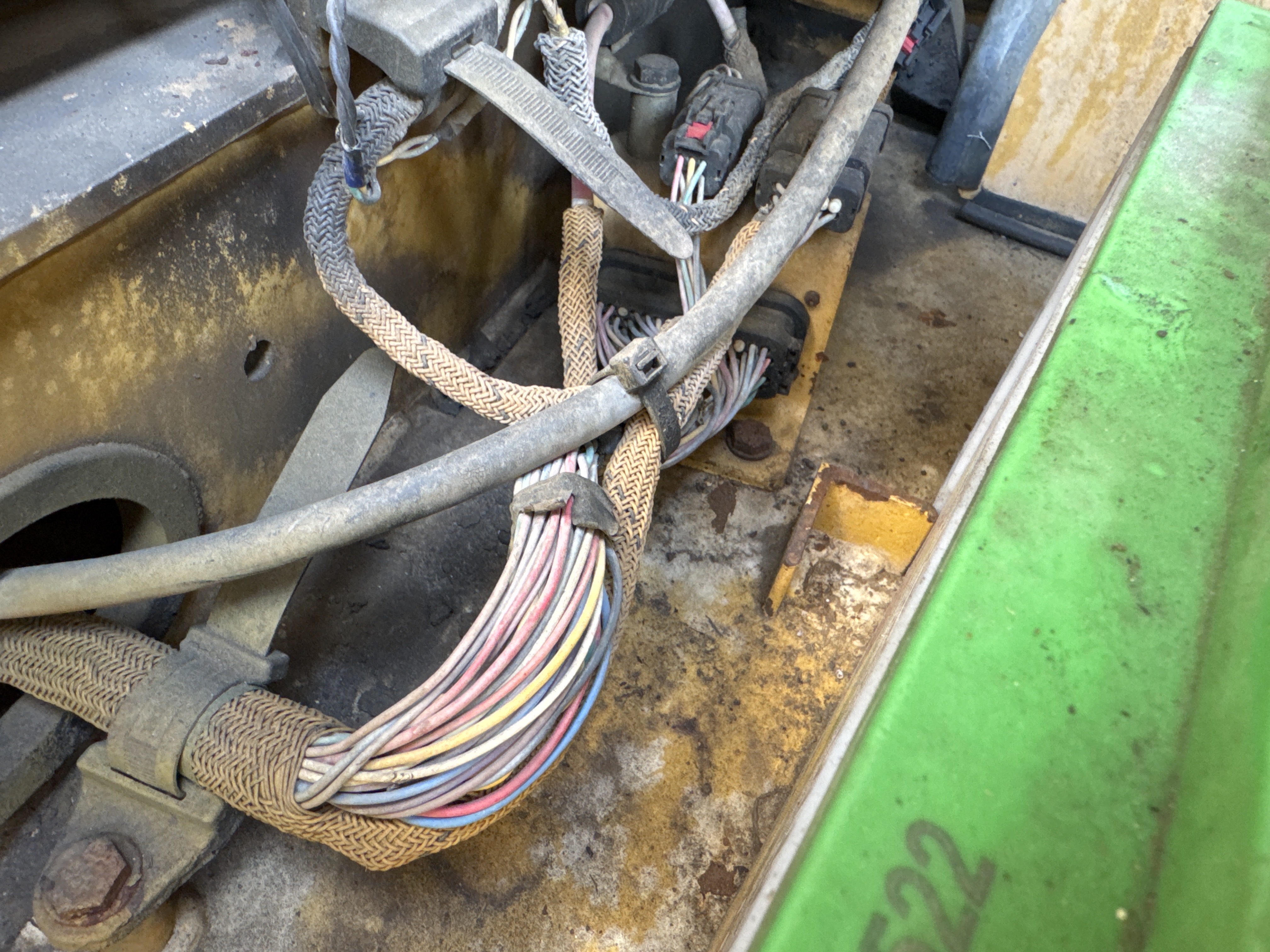 MDX-010-Cat-323D3-Medium-excavators-inspection-Electronics-Main-harness-2