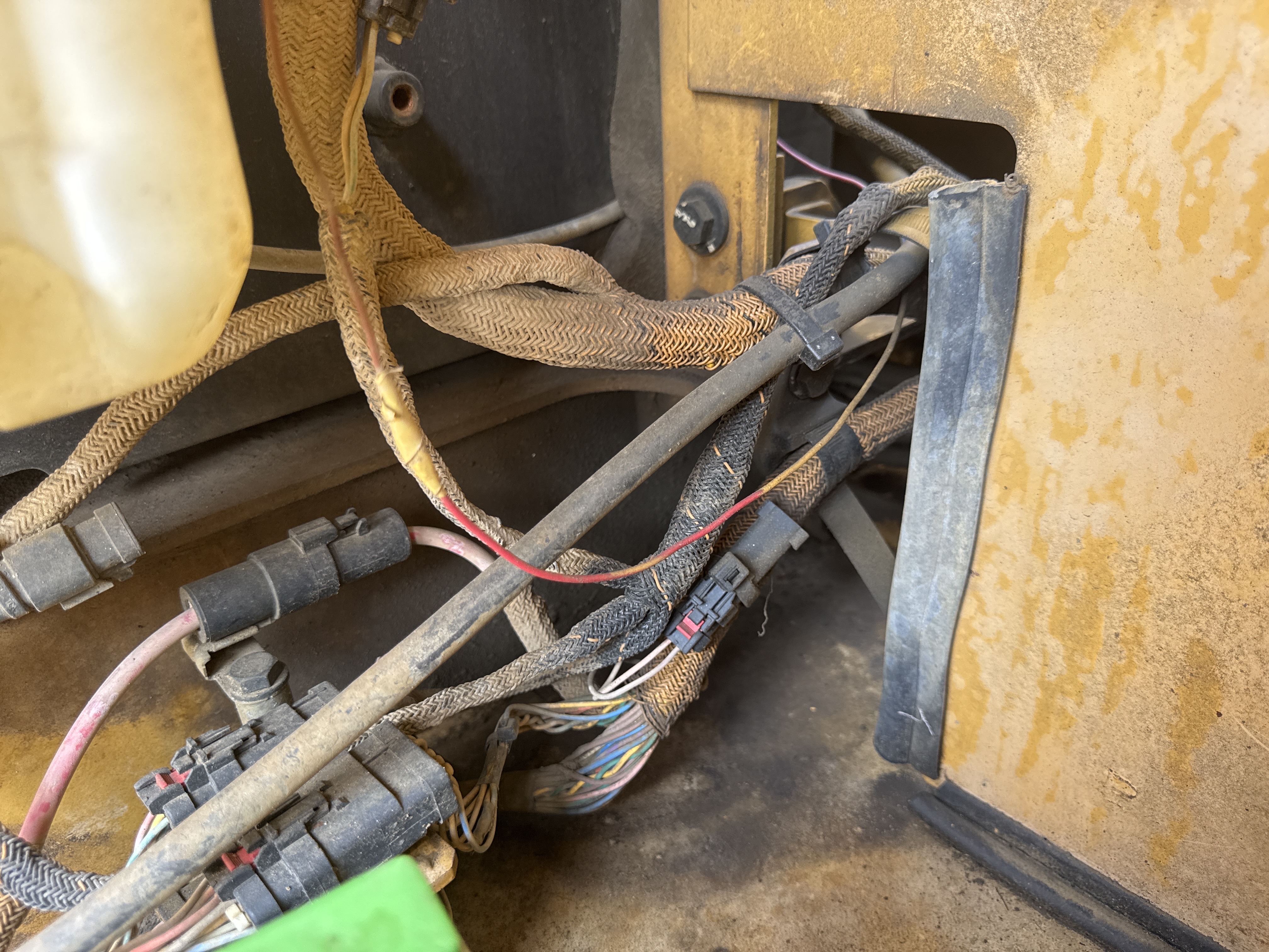 MDX-010-Cat-323D3-Medium-excavators-inspection-Electronics-Main-harness-2
