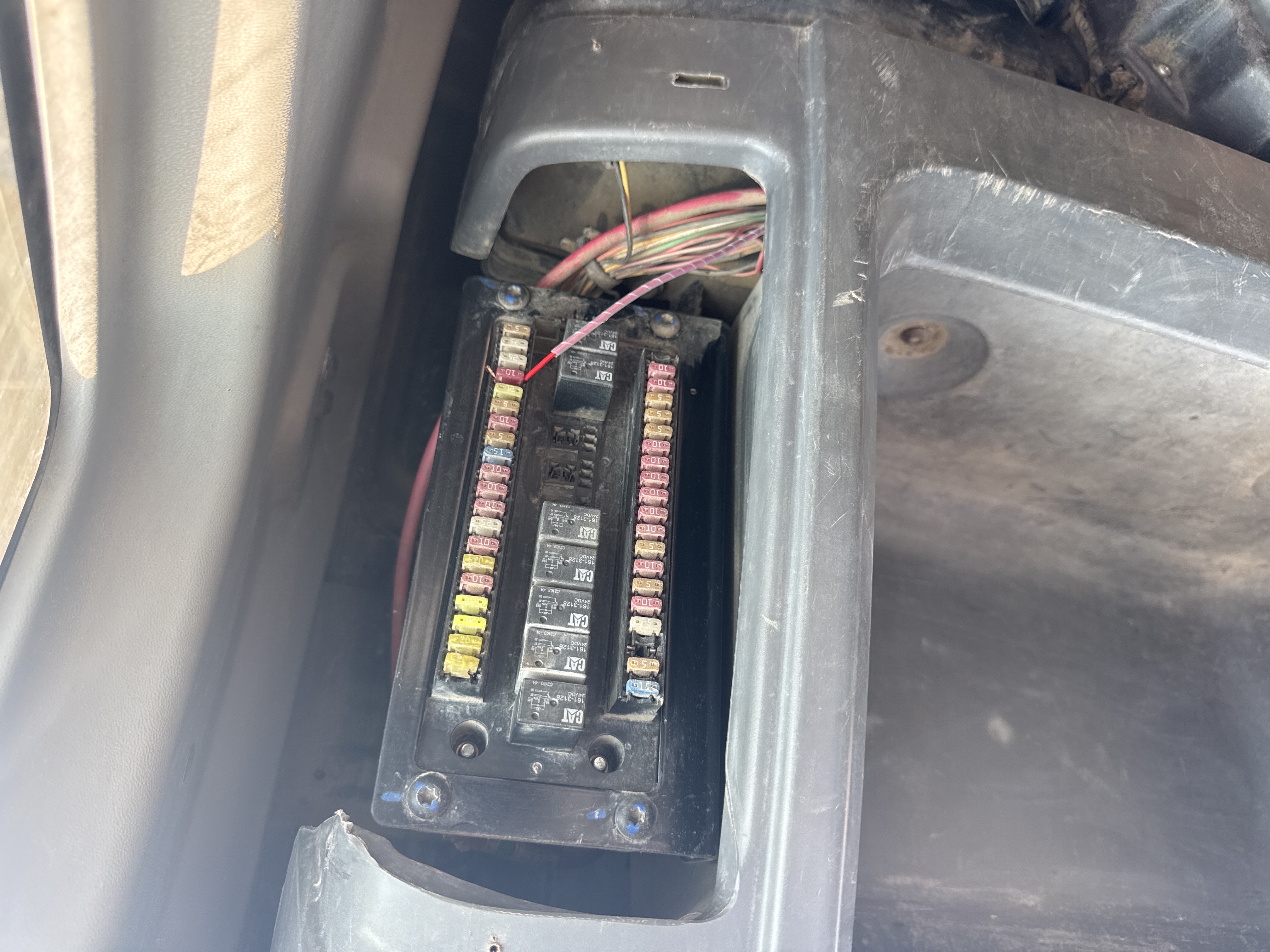 MDX-010-Cat-323D3-Medium-excavators-inspection-Electronics-Fuse-box-2