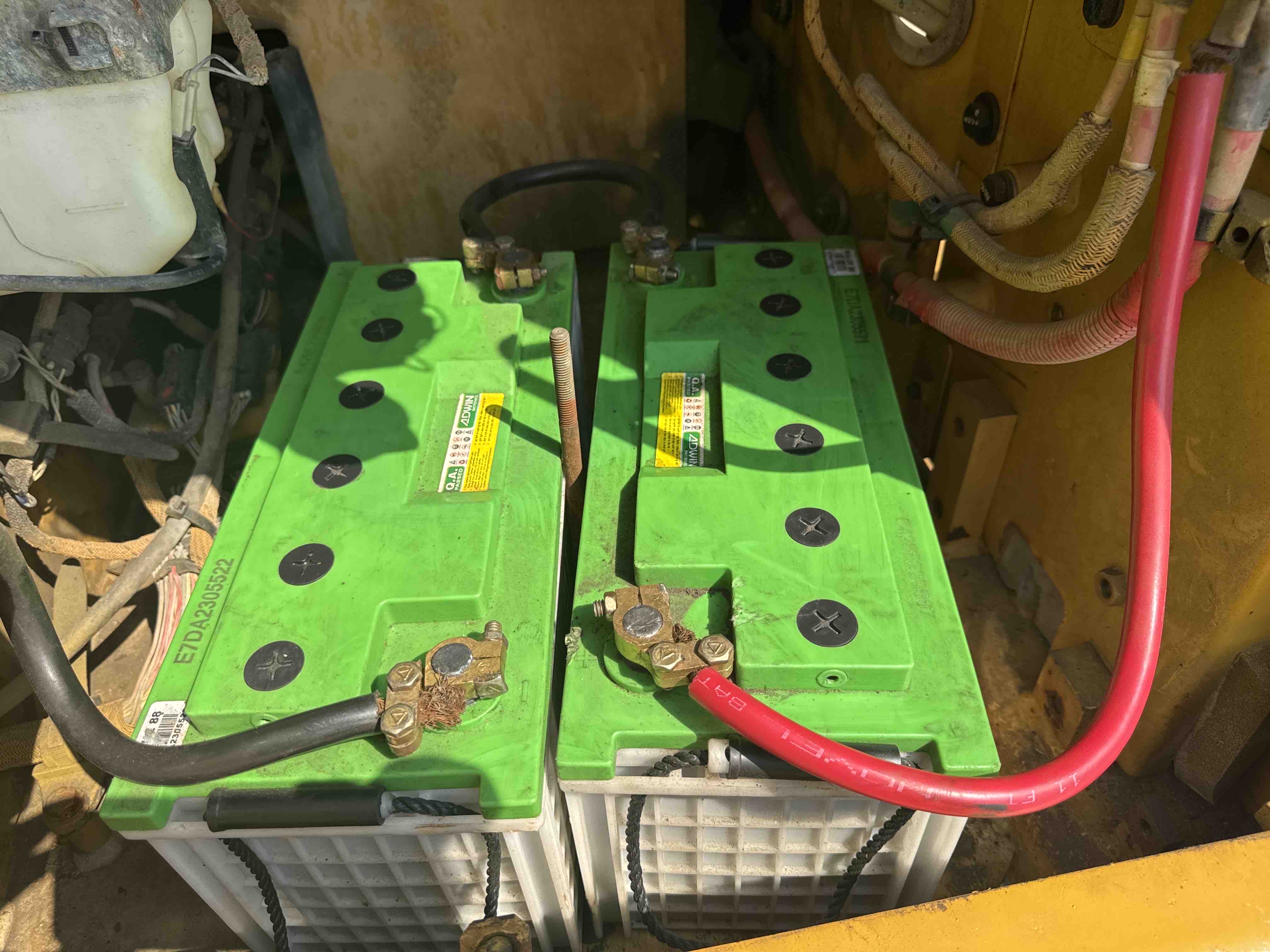 MDX-010-Cat-323D3-Medium-excavators-inspection-Electronics-Battery-2
