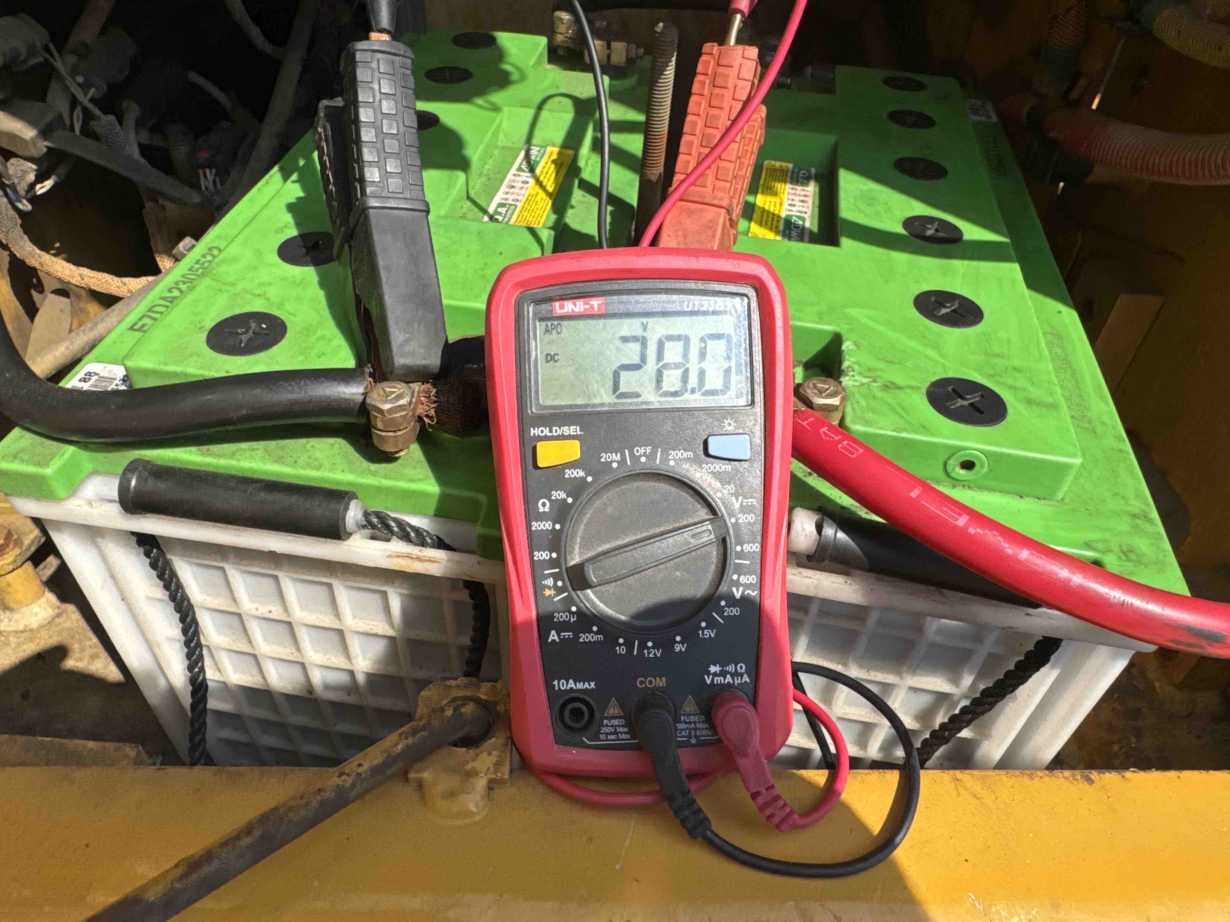 MDX-010-Cat-323D3-Medium-excavators-inspection-Electronics-Battery-2