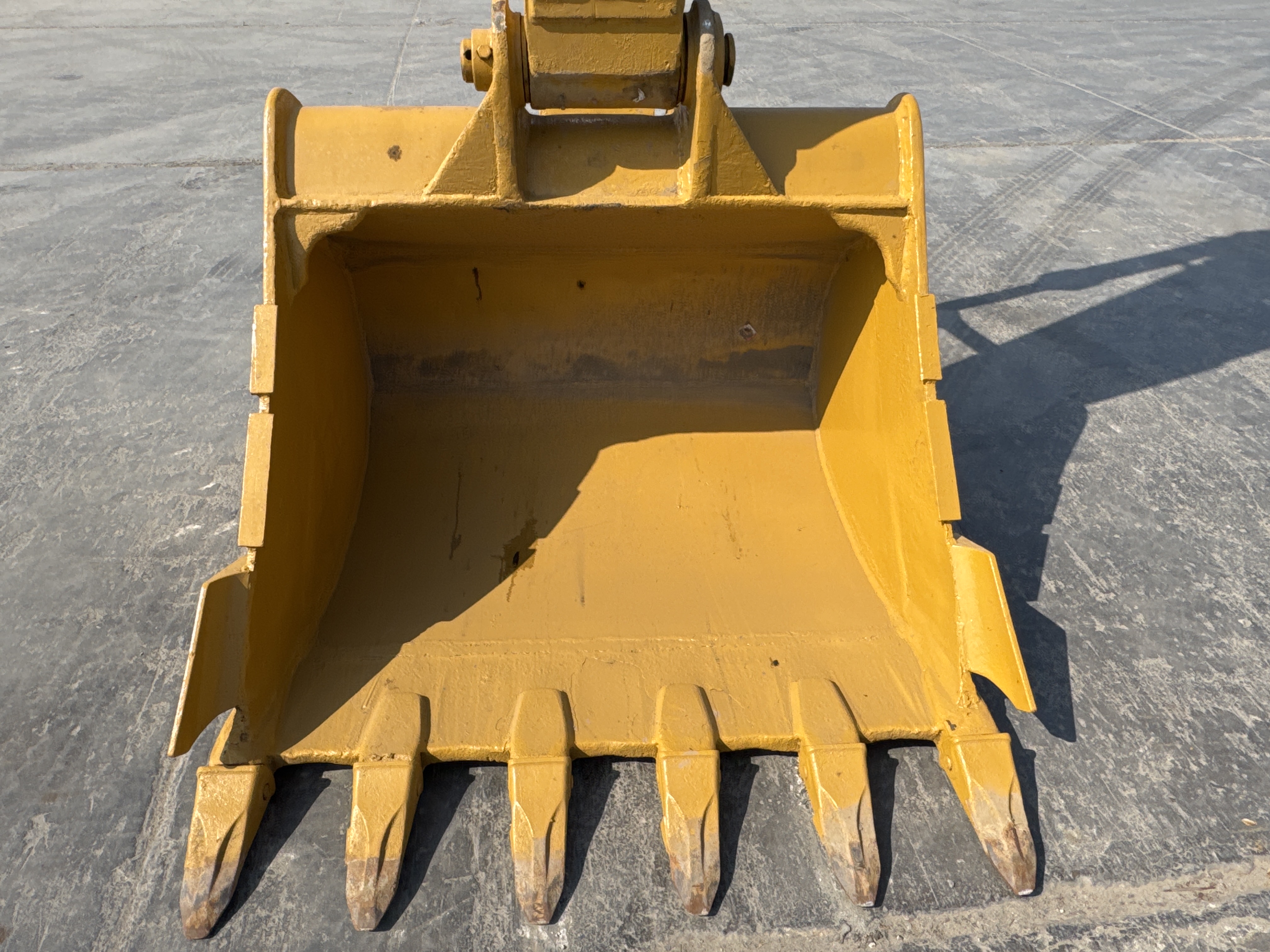 MDX-010-Cat-323D3-Medium-excavators-inspection-Attachment-Excavator-bucket-2