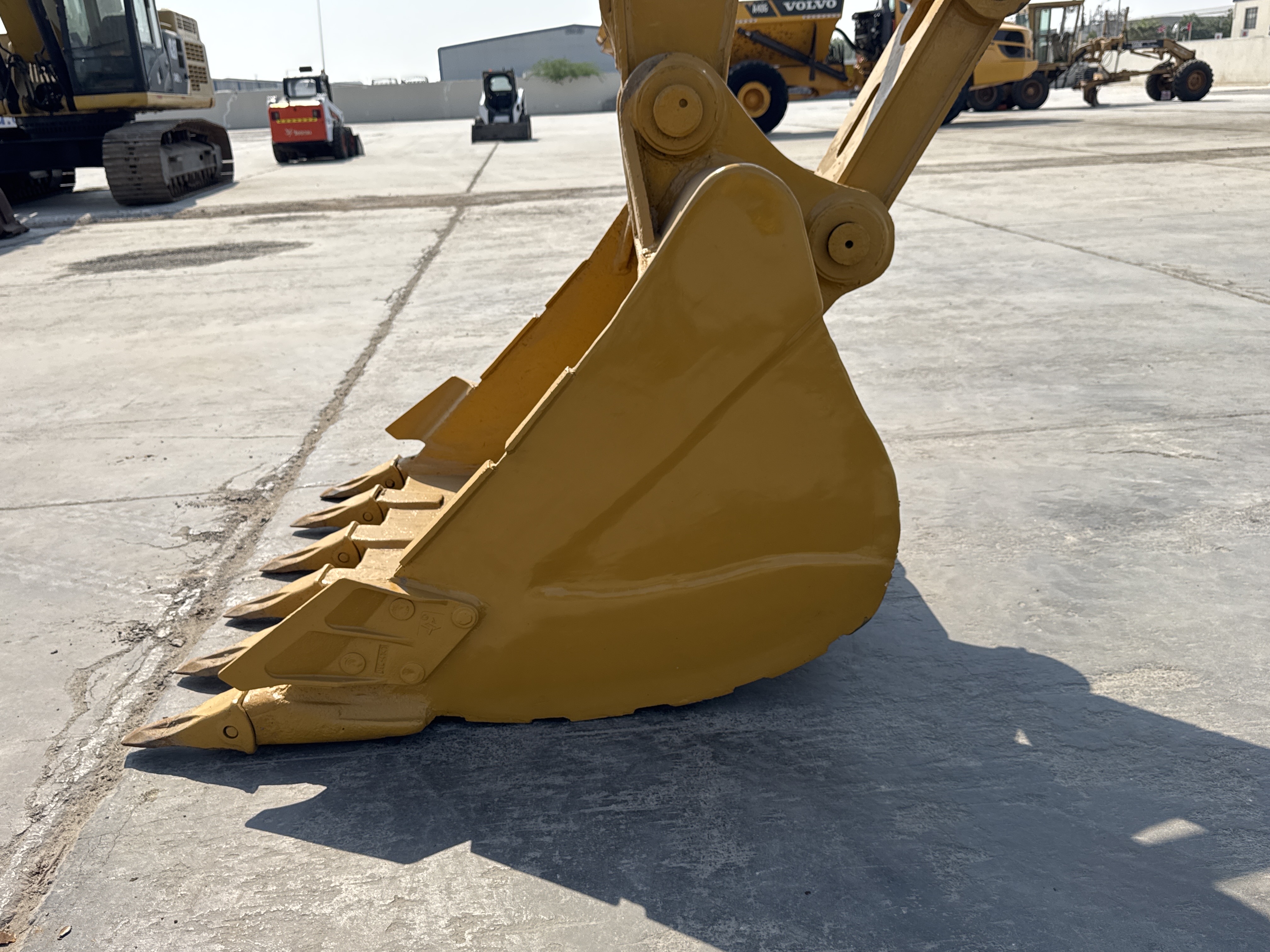 MDX-010-Cat-323D3-Medium-excavators-inspection-Attachment-Excavator-bucket-2