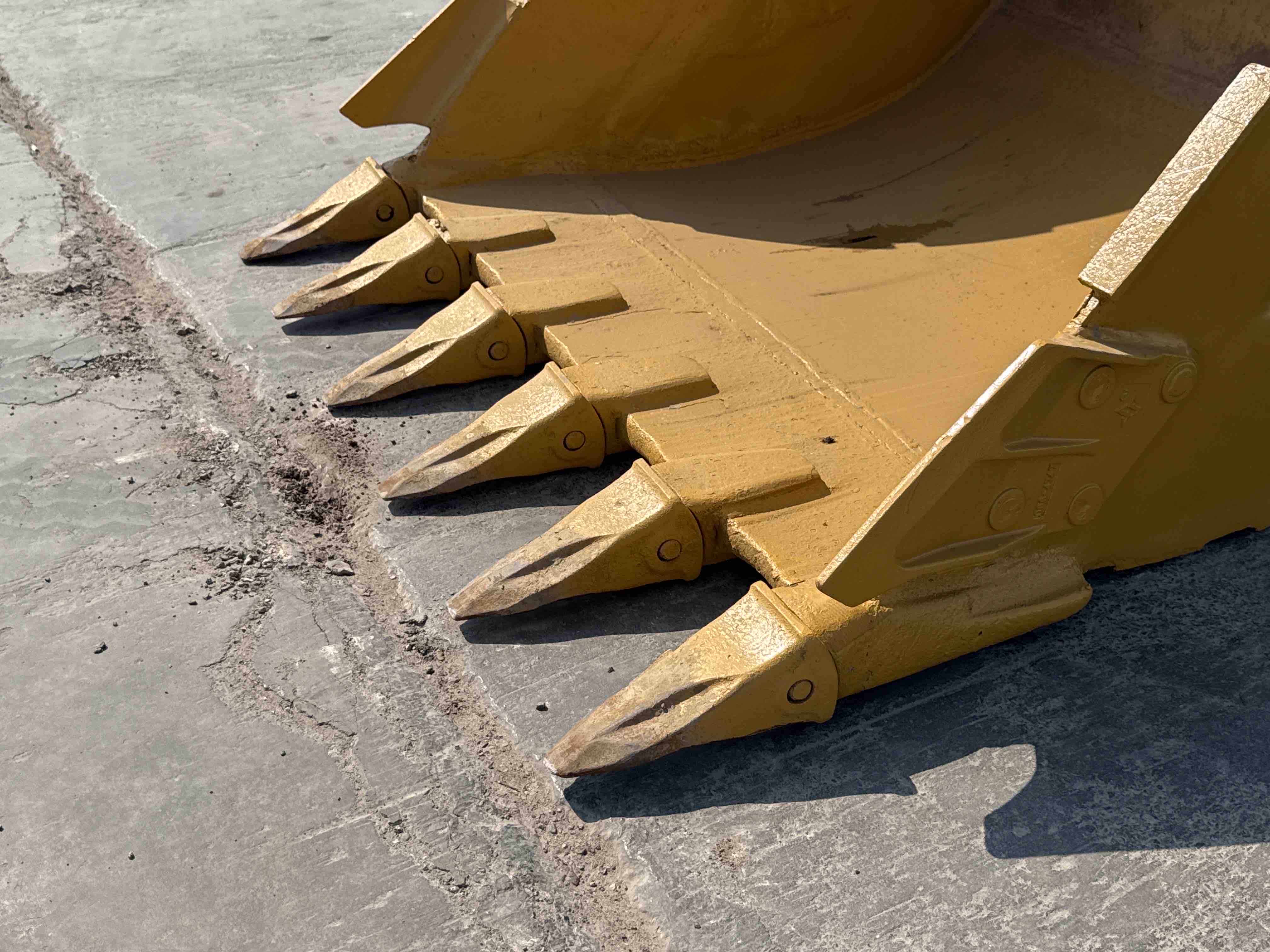 MDX-010-Cat-323D3-Medium-excavators-inspection-Attachment-Excavator-bucket-teeth-condition-2