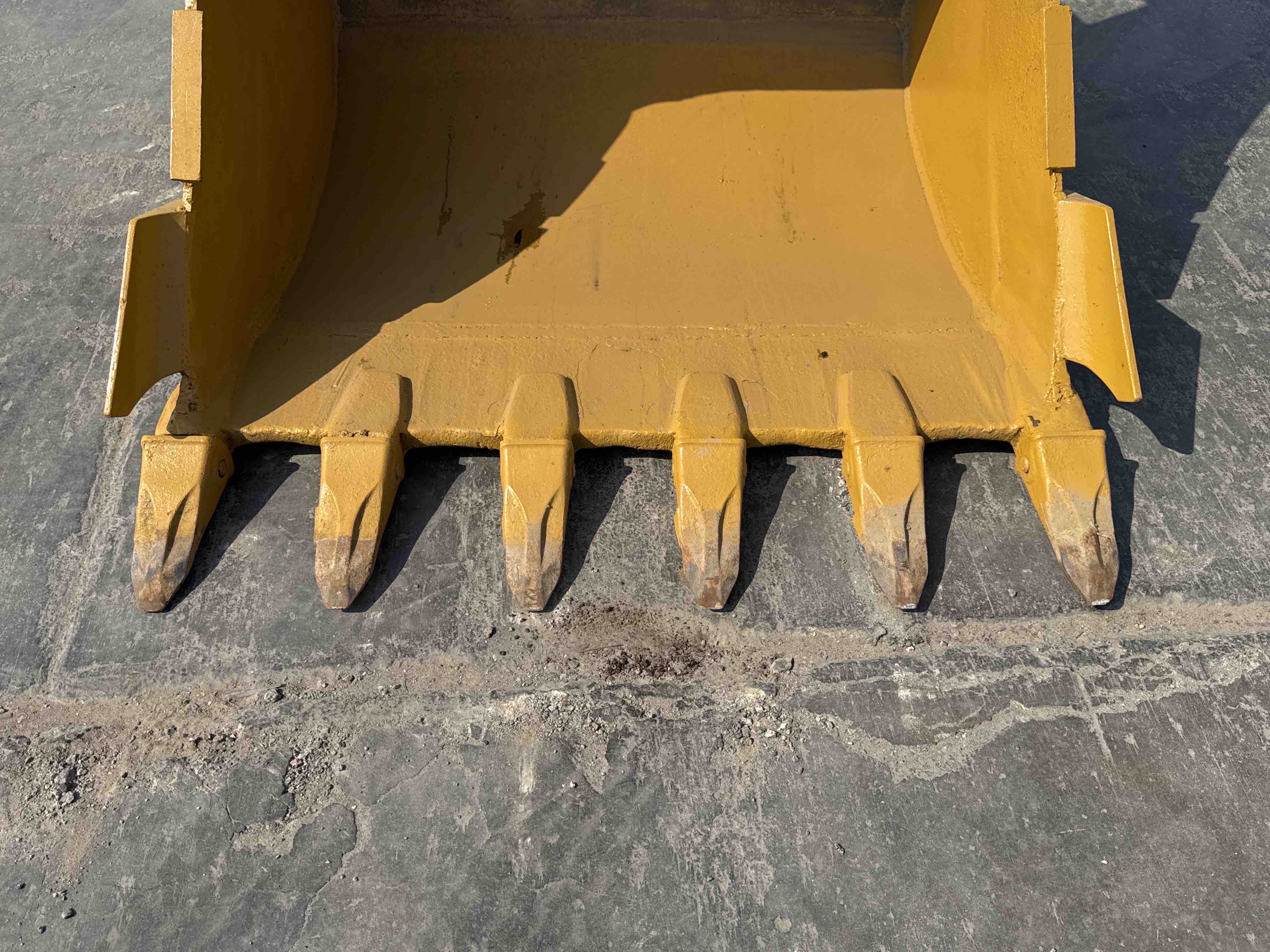 MDX-010-Cat-323D3-Medium-excavators-inspection-Attachment-Excavator-bucket-teeth-condition-2
